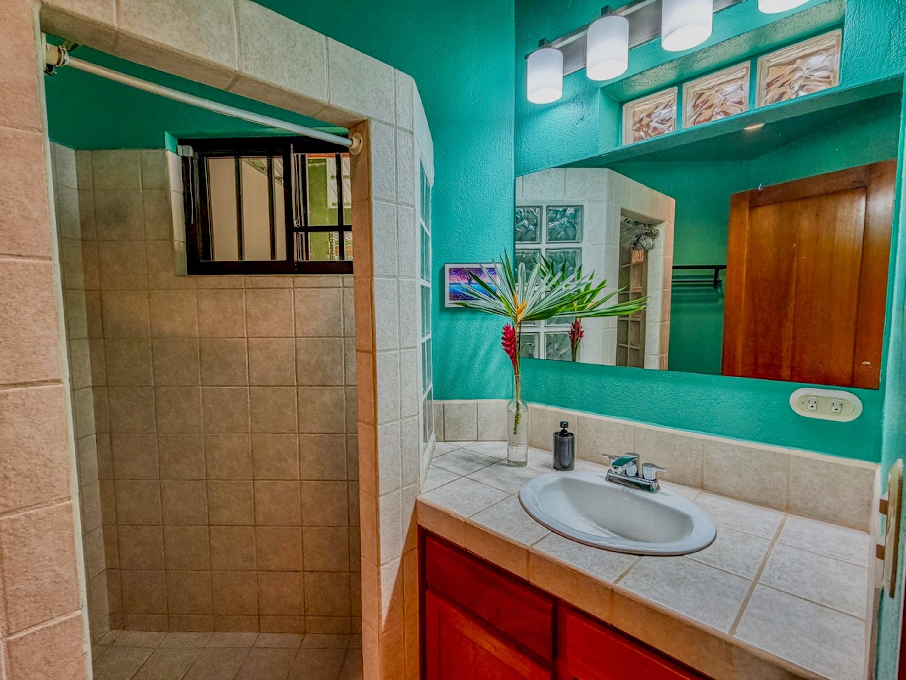 MOUNTAIN RETREAT IN LAGUNAS DE BARÚ – FULLY FURNISHED & TWO 4X4 VEHICLES INCLUDED