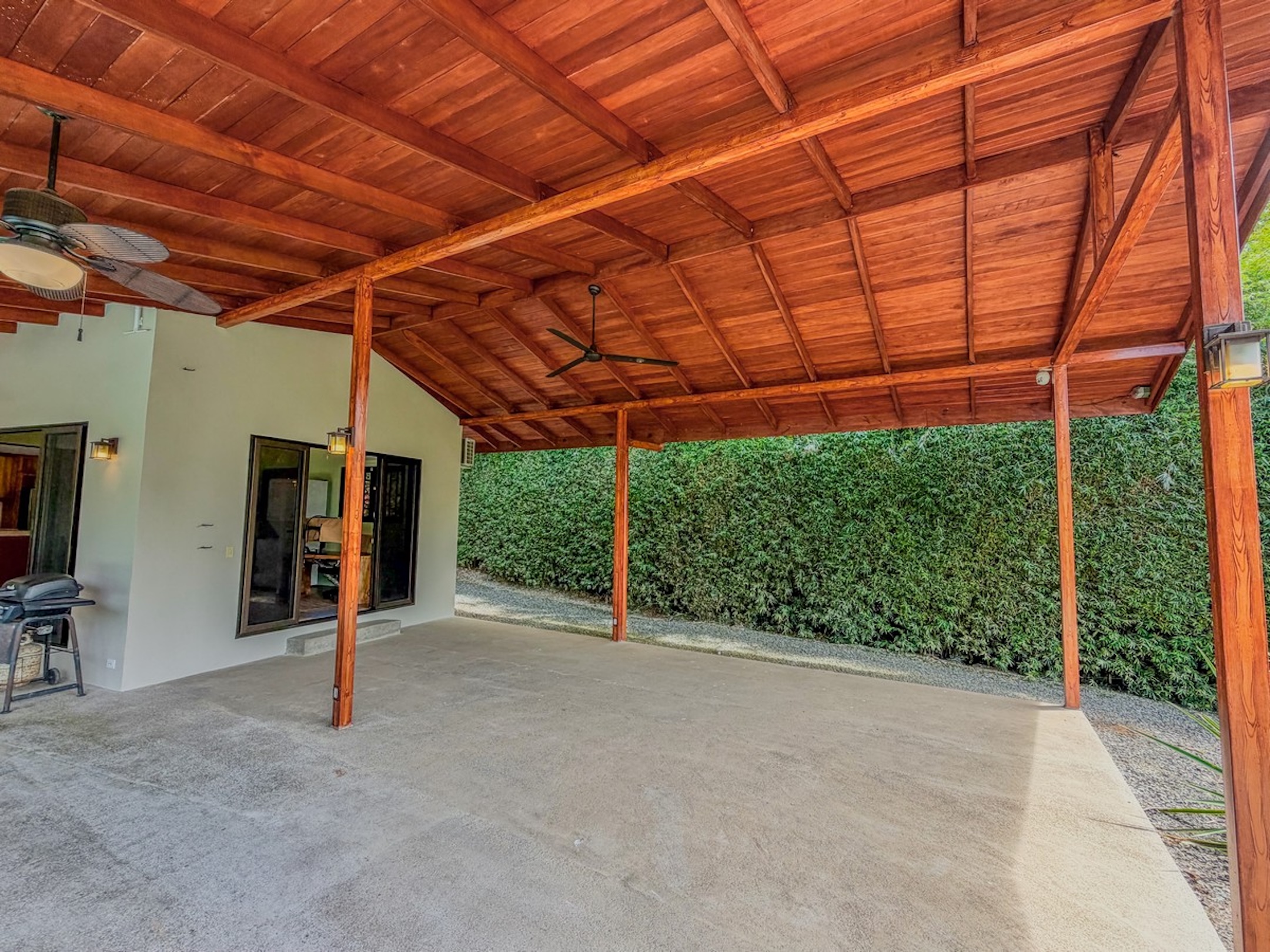 MOUNTAIN RETREAT IN LAGUNAS DE BARÚ – FULLY FURNISHED & TWO 4X4 VEHICLES INCLUDED