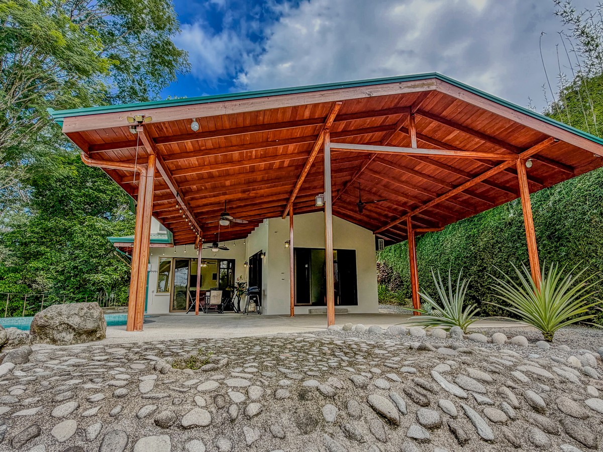 MOUNTAIN RETREAT IN LAGUNAS DE BARÚ – FULLY FURNISHED & TWO 4X4 VEHICLES INCLUDED