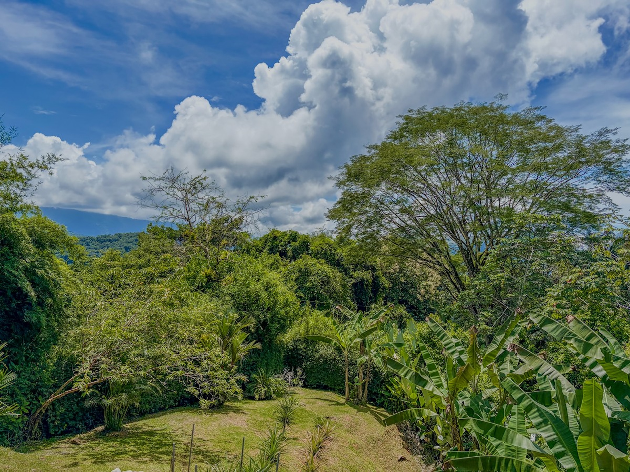 MOUNTAIN RETREAT IN LAGUNAS DE BARÚ – FULLY FURNISHED & TWO 4X4 VEHICLES INCLUDED
