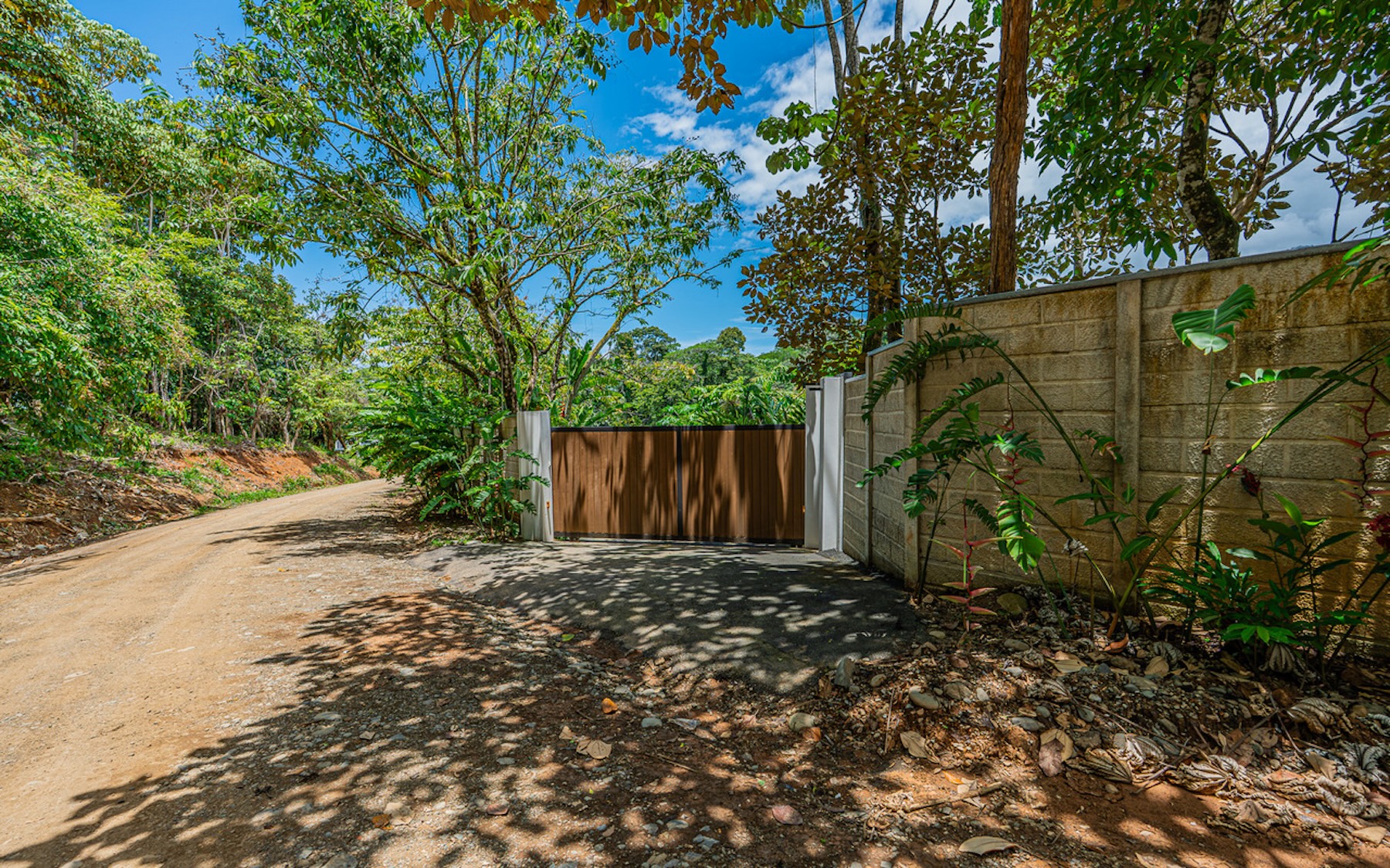 RIVERFRONT PROPERTY NEAR UVITA – PERMANENT RIVER, CASCADES & NATURAL SWIMMING POOLS