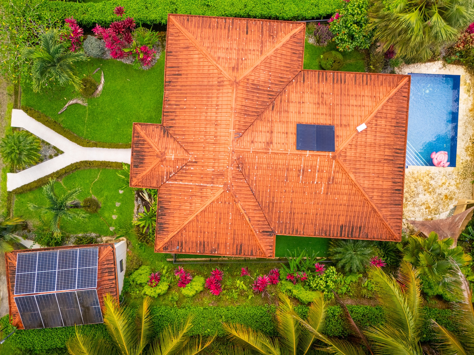 REMODELED 3-BEDROOM HOUSE WITH POOL, IN OJOCHAL
