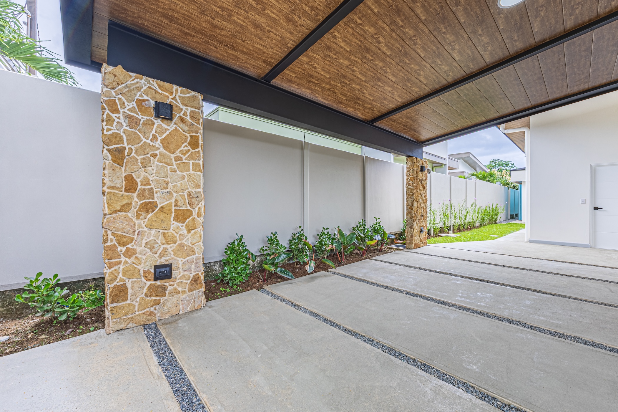CASA LIBELULA BRAND-NEW MODERN TROPICAL HOME, IN UVITA