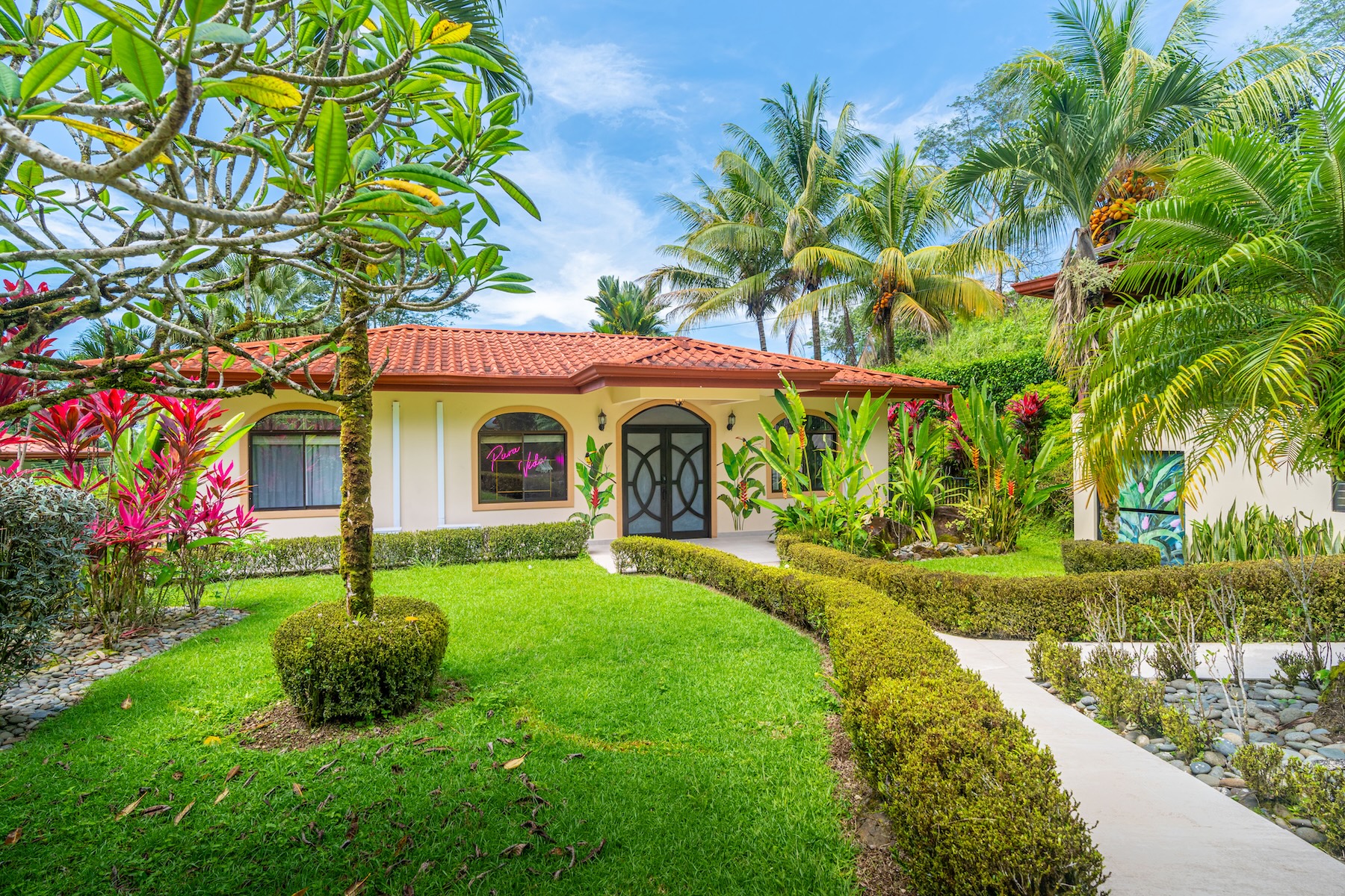 REMODELED 3-BEDROOM HOUSE WITH POOL, IN OJOCHAL