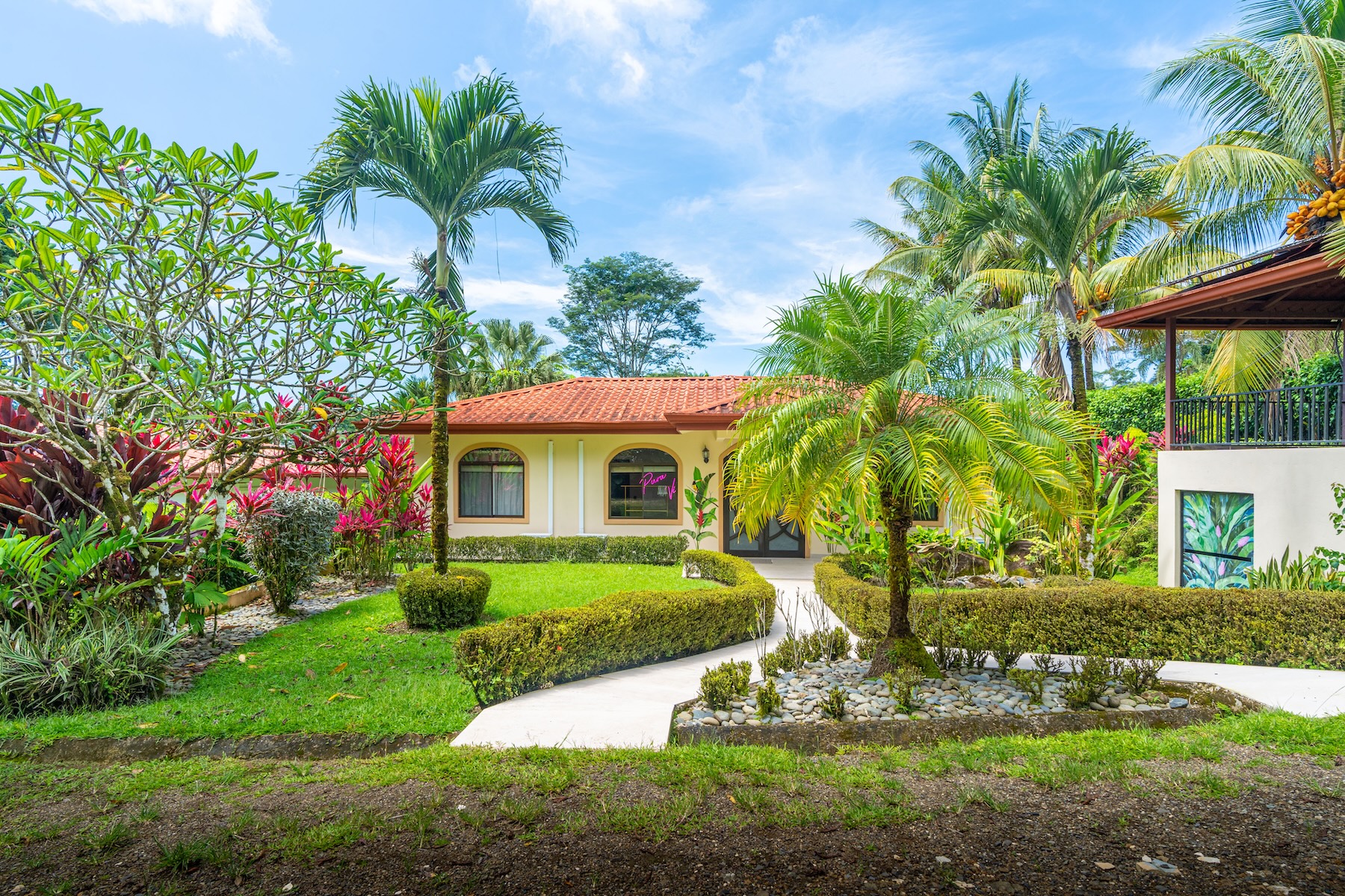 REMODELED 3-BEDROOM HOUSE WITH POOL, IN OJOCHAL