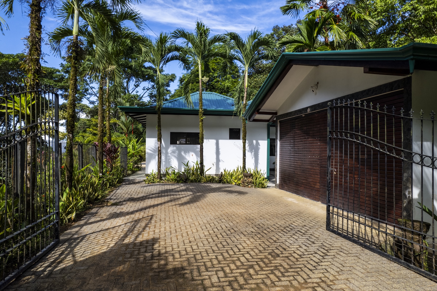 3-BEDROOM HOUSE WITH POOL IN A JUNGLE SETTING, IN UVITA – 1.6 ACRES