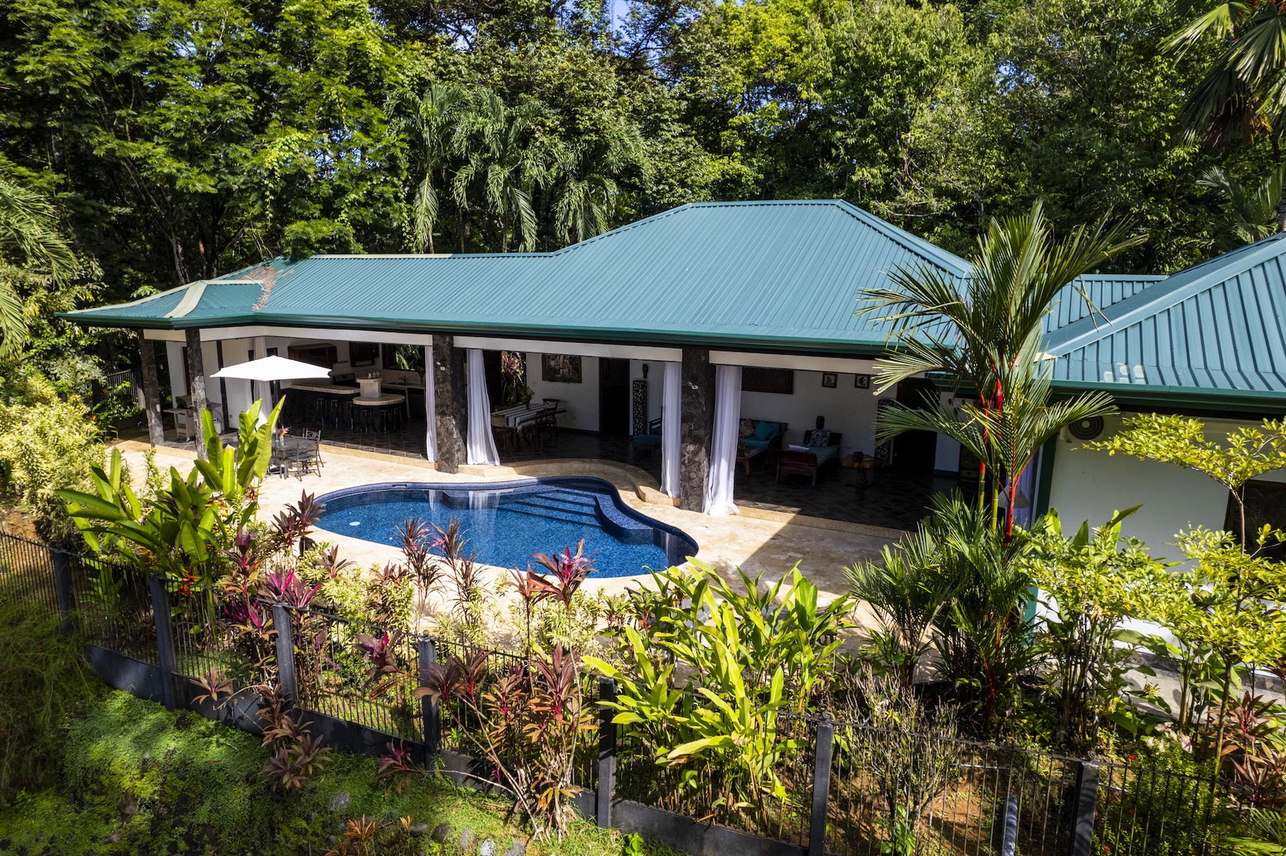 3-BEDROOM HOUSE WITH POOL IN A JUNGLE SETTING, IN UVITA – 1.6 ACRES