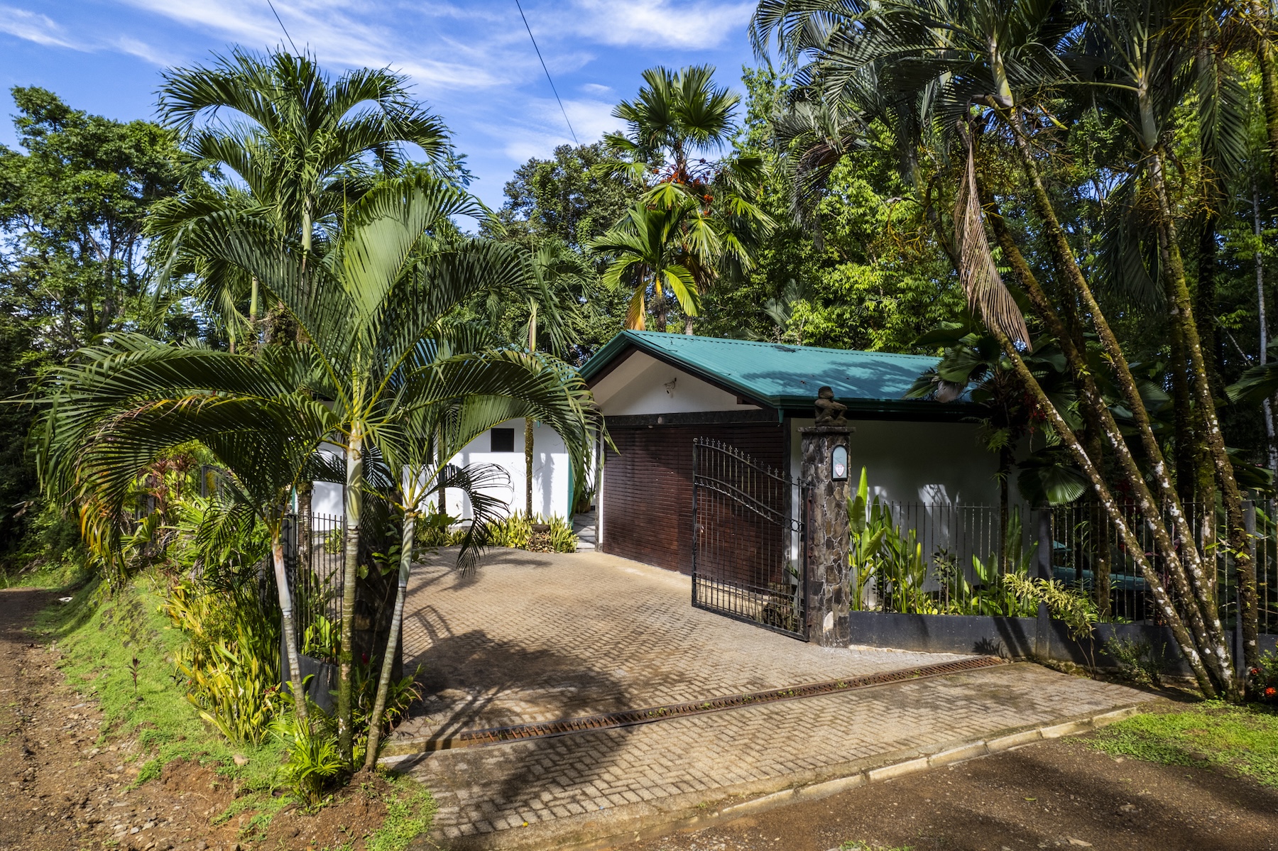 3-BEDROOM HOUSE WITH POOL IN A JUNGLE SETTING, IN UVITA – 1.6 ACRES