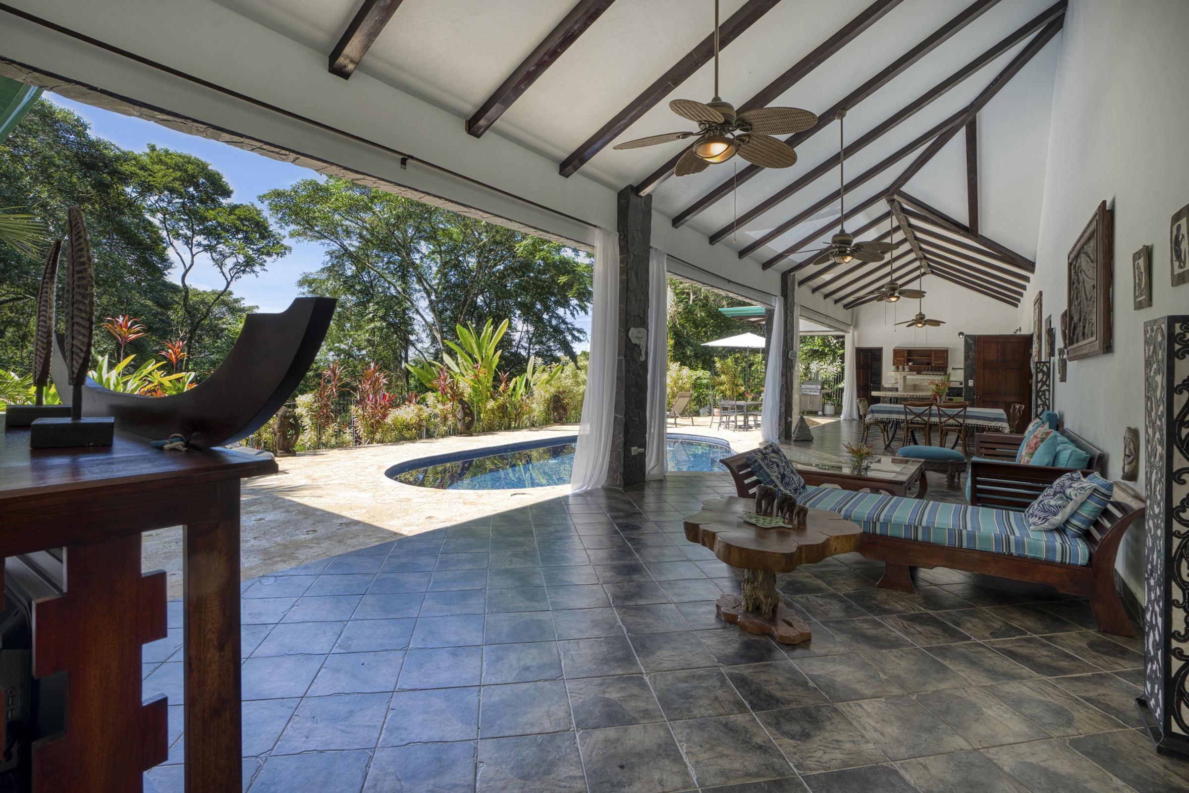 3-BEDROOM HOUSE WITH POOL IN A JUNGLE SETTING, IN UVITA – 1.6 ACRES