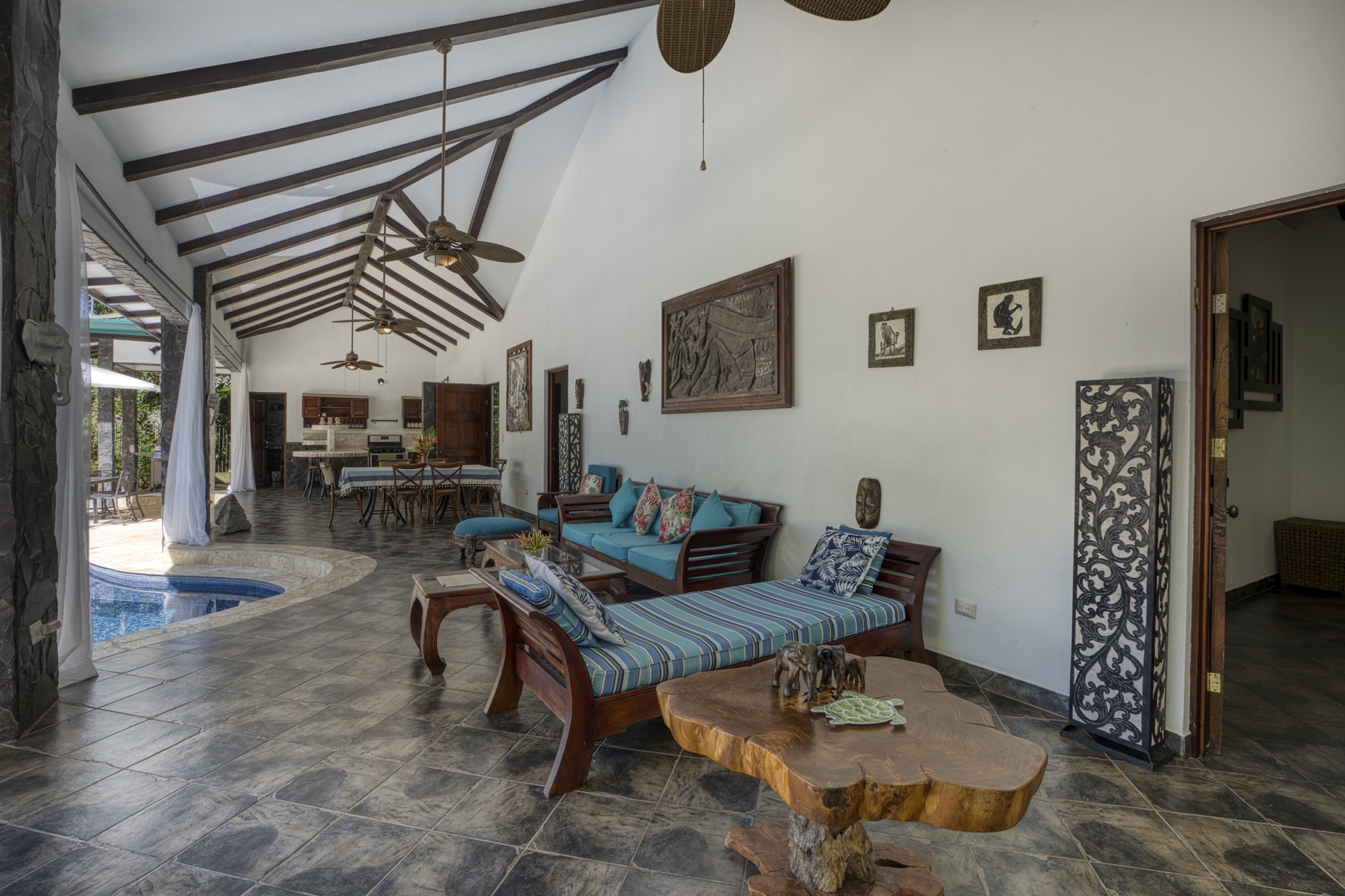 3-BEDROOM HOUSE WITH POOL IN A JUNGLE SETTING, IN UVITA – 1.6 ACRES