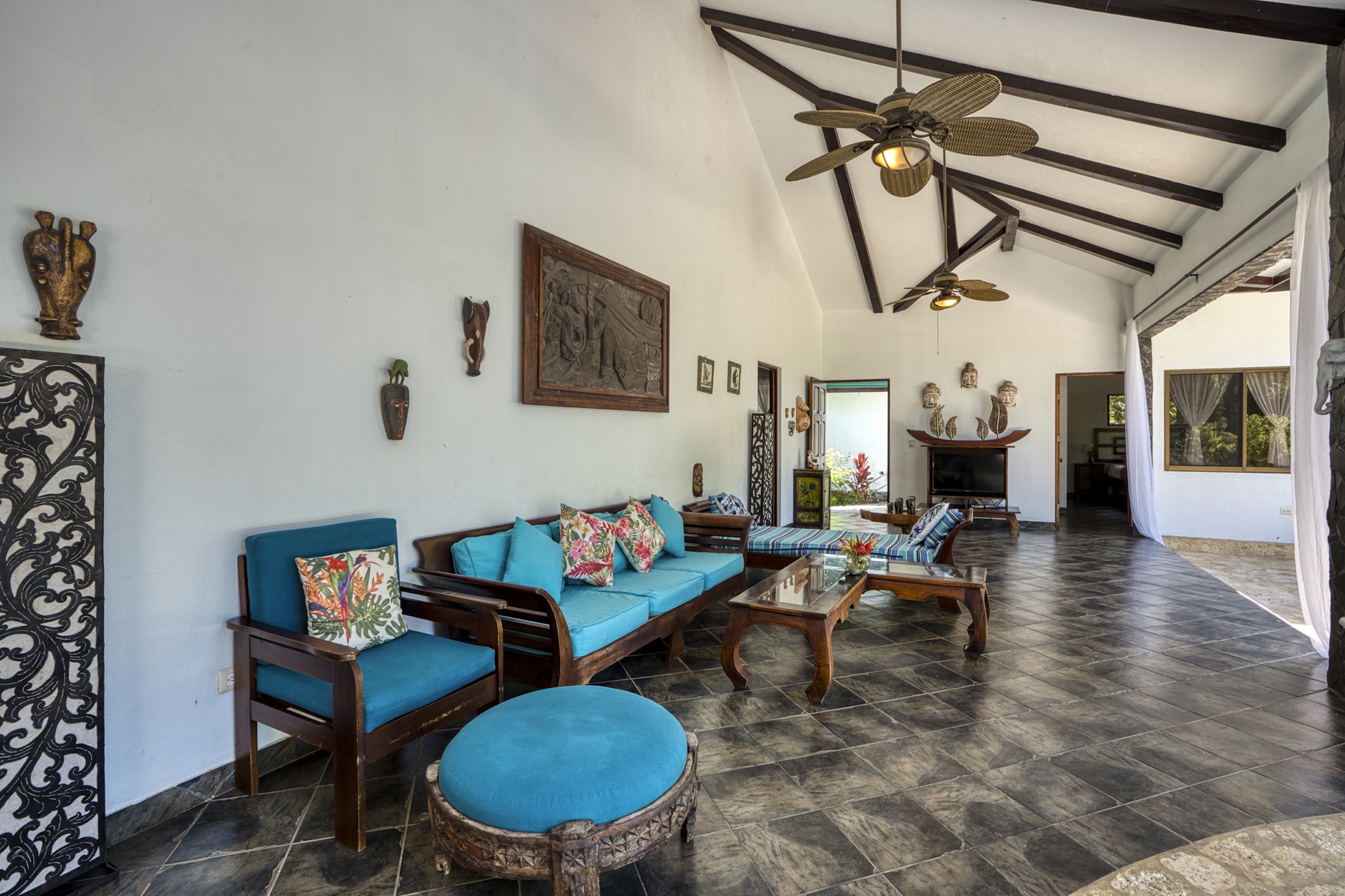 3-BEDROOM HOUSE WITH POOL IN A JUNGLE SETTING, IN UVITA – 1.6 ACRES
