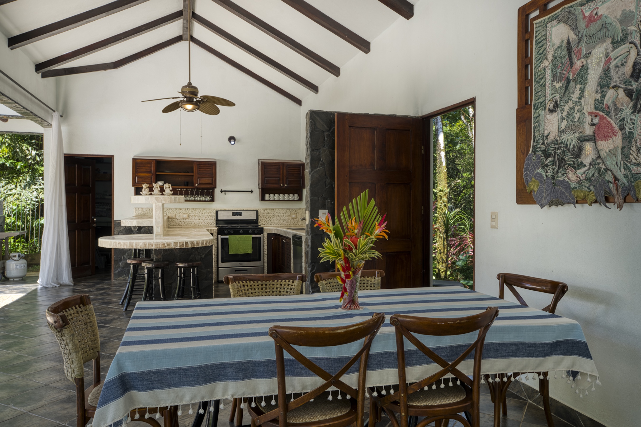 3-BEDROOM HOUSE WITH POOL IN A JUNGLE SETTING, IN UVITA – 1.6 ACRES