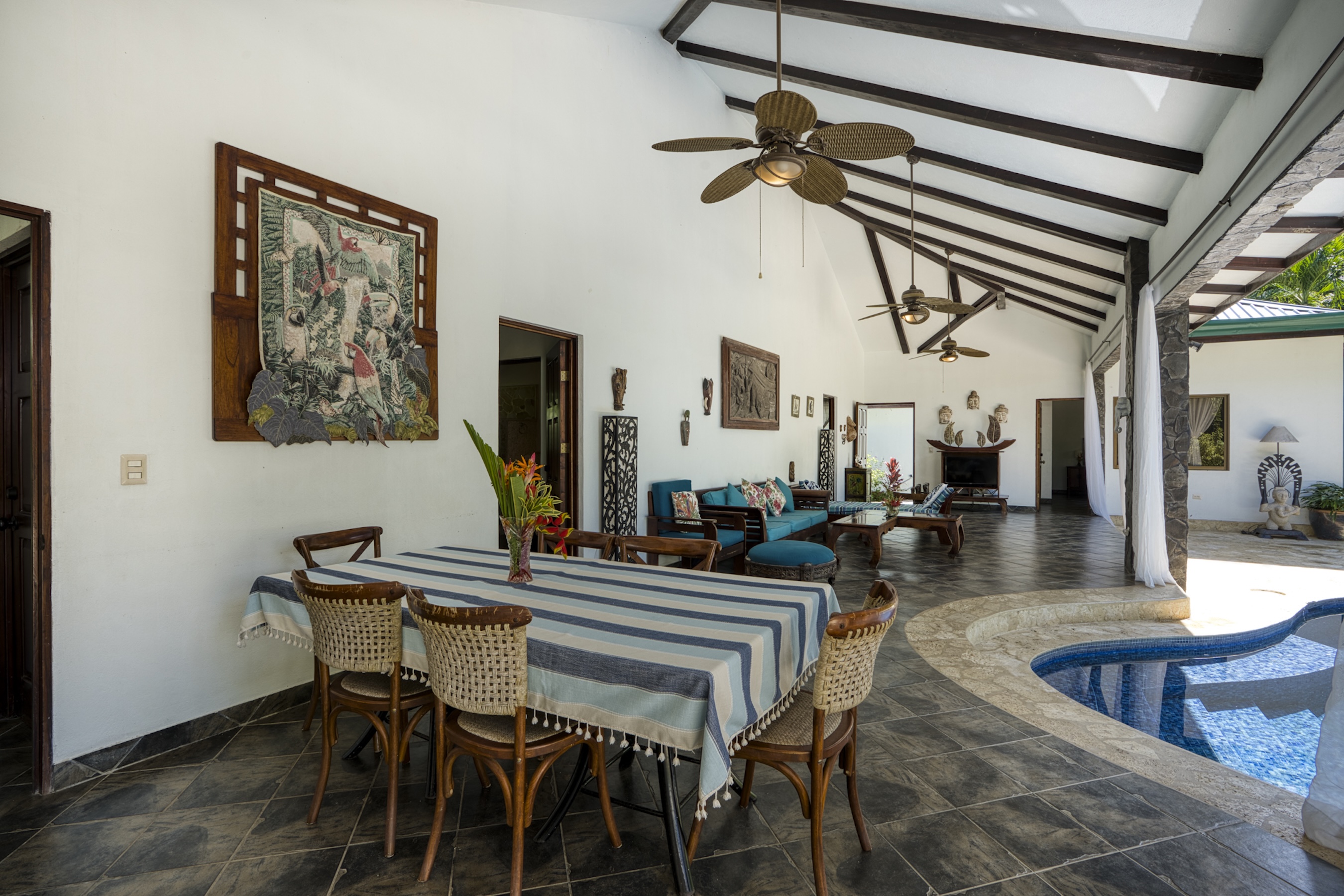 3-BEDROOM HOUSE WITH POOL IN A JUNGLE SETTING, IN UVITA – 1.6 ACRES