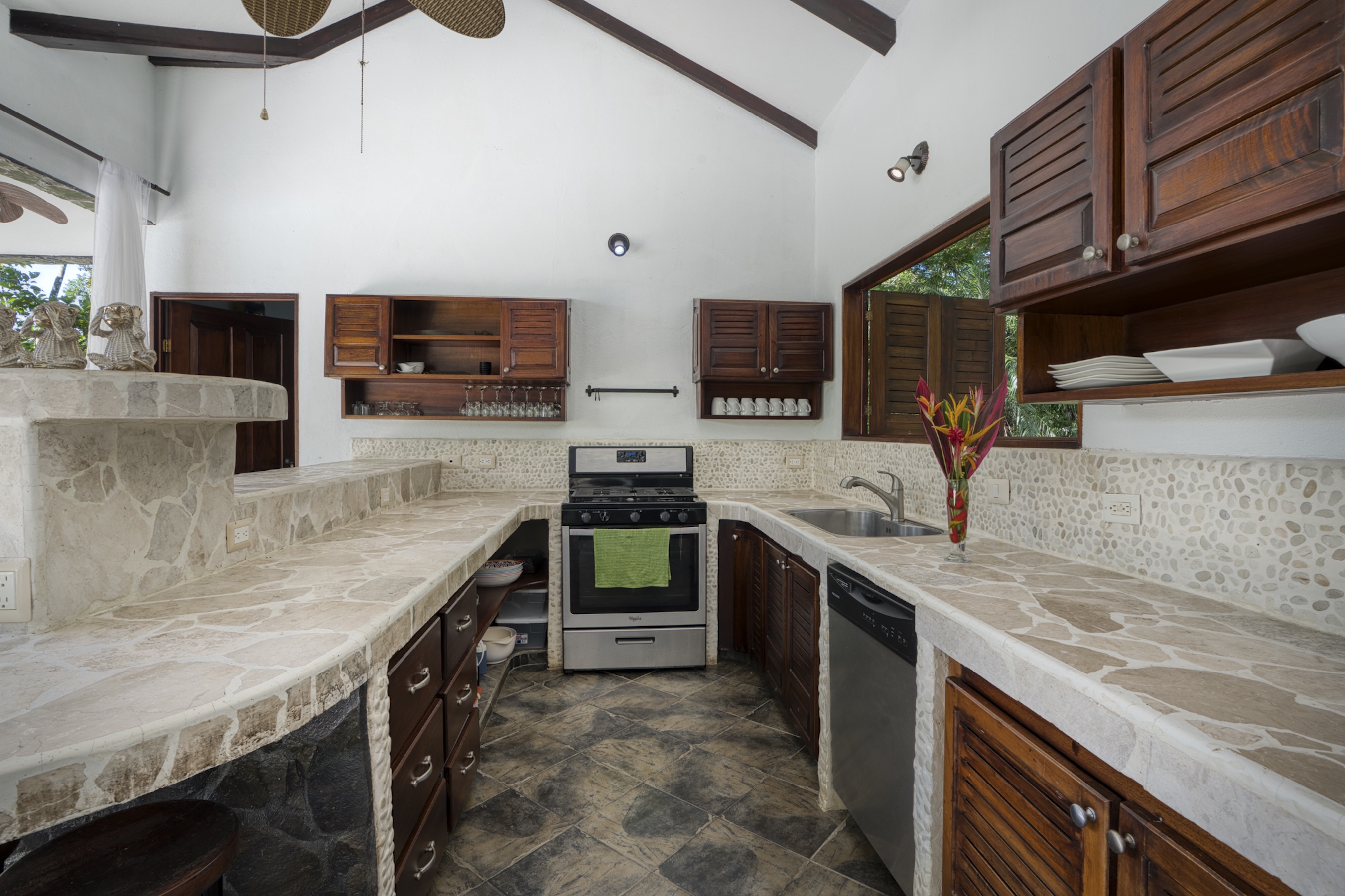 3-BEDROOM HOUSE WITH POOL IN A JUNGLE SETTING, IN UVITA – 1.6 ACRES