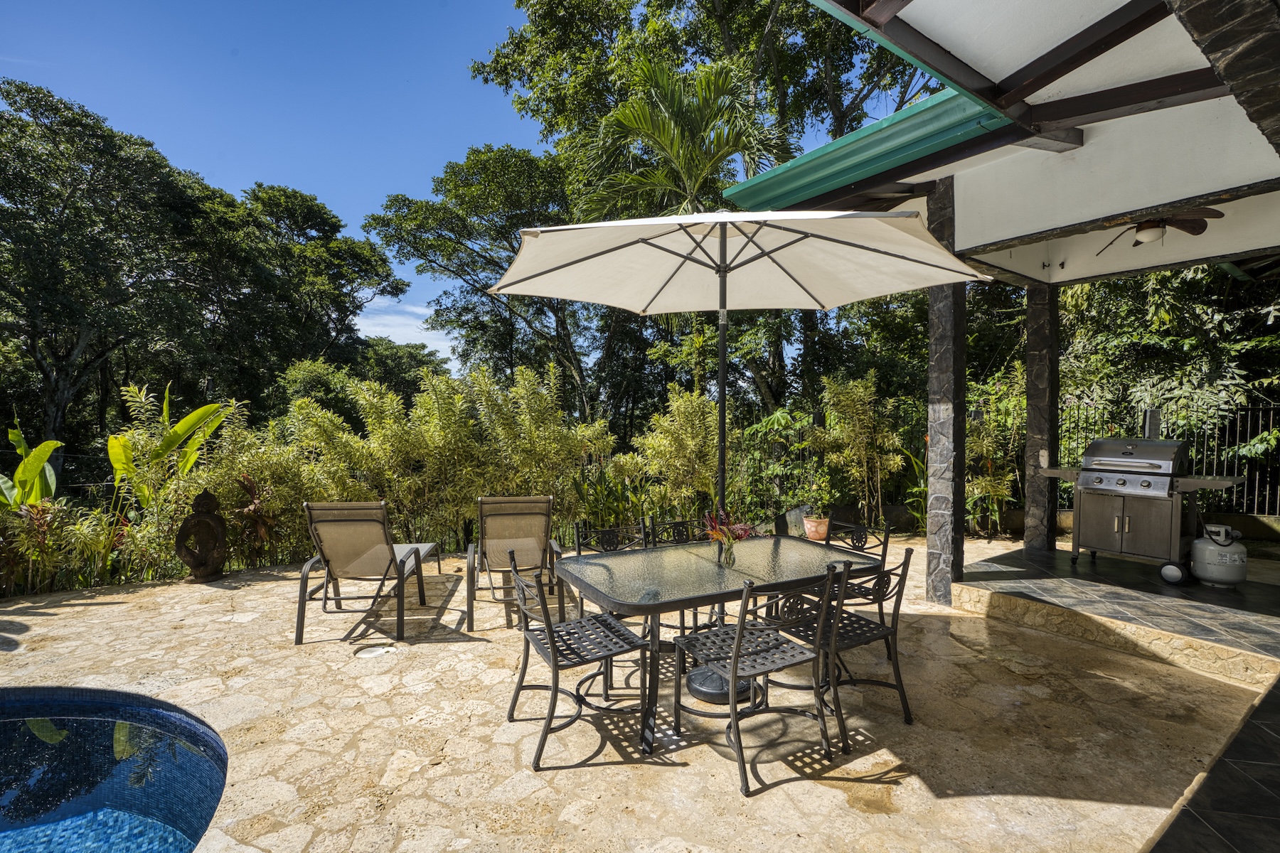 3-BEDROOM HOUSE WITH POOL IN A JUNGLE SETTING, IN UVITA – 1.6 ACRES