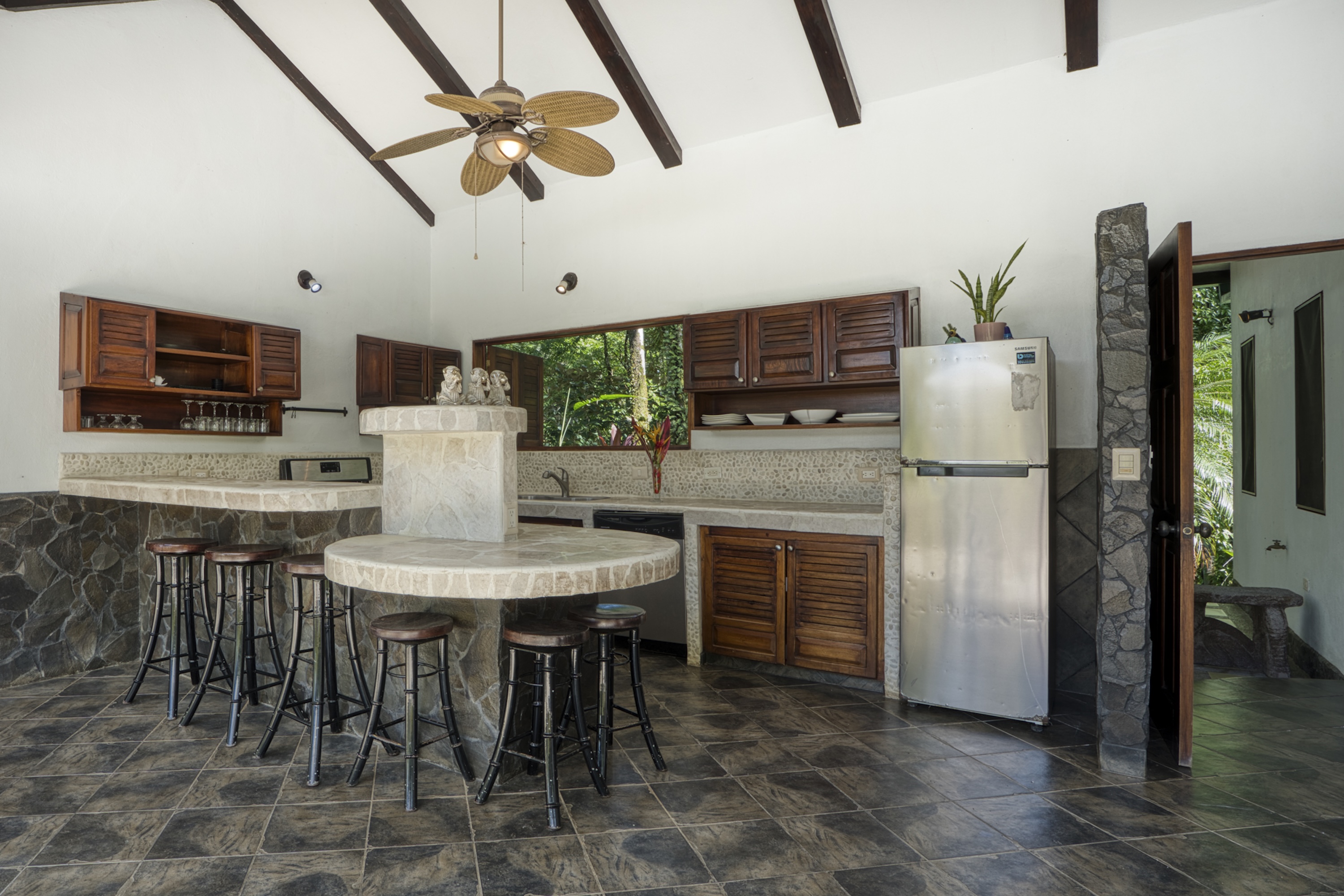 3-BEDROOM HOUSE WITH POOL IN A JUNGLE SETTING, IN UVITA – 1.6 ACRES