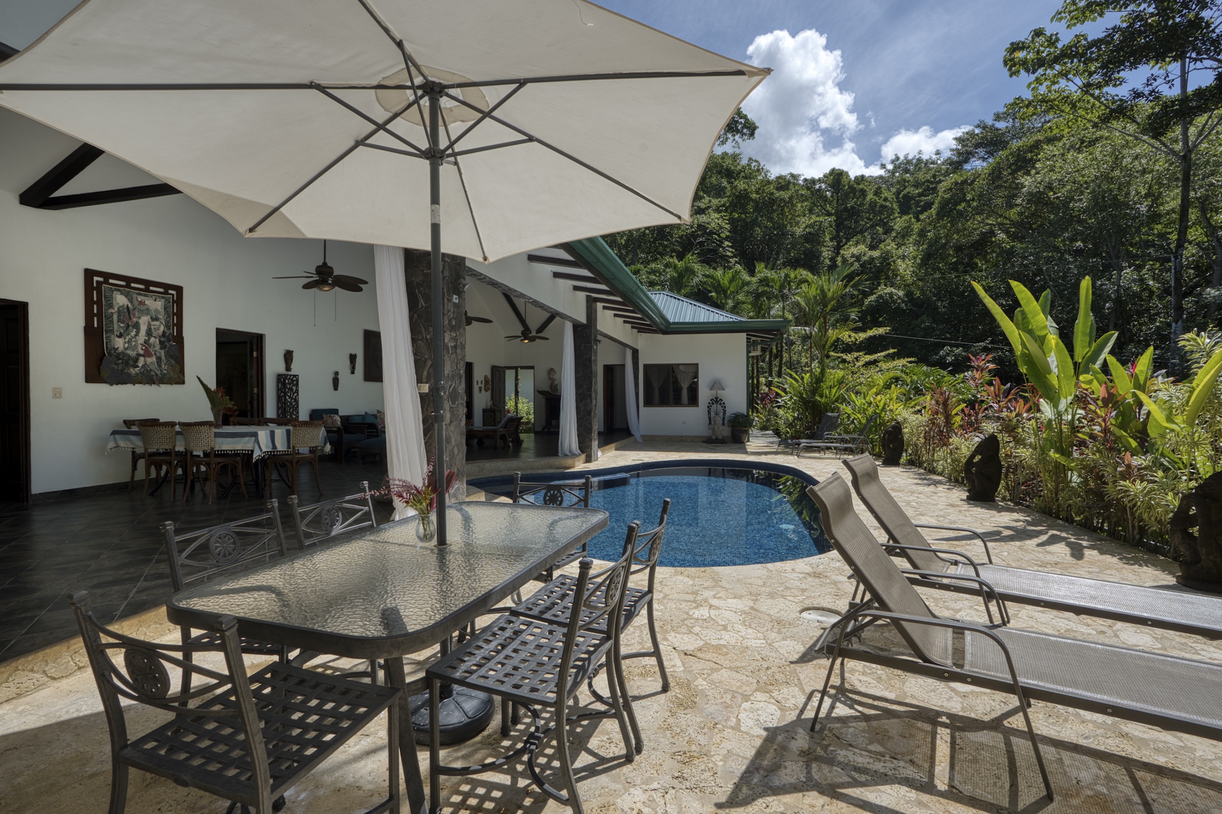 3-BEDROOM HOUSE WITH POOL IN A JUNGLE SETTING, IN UVITA – 1.6 ACRES