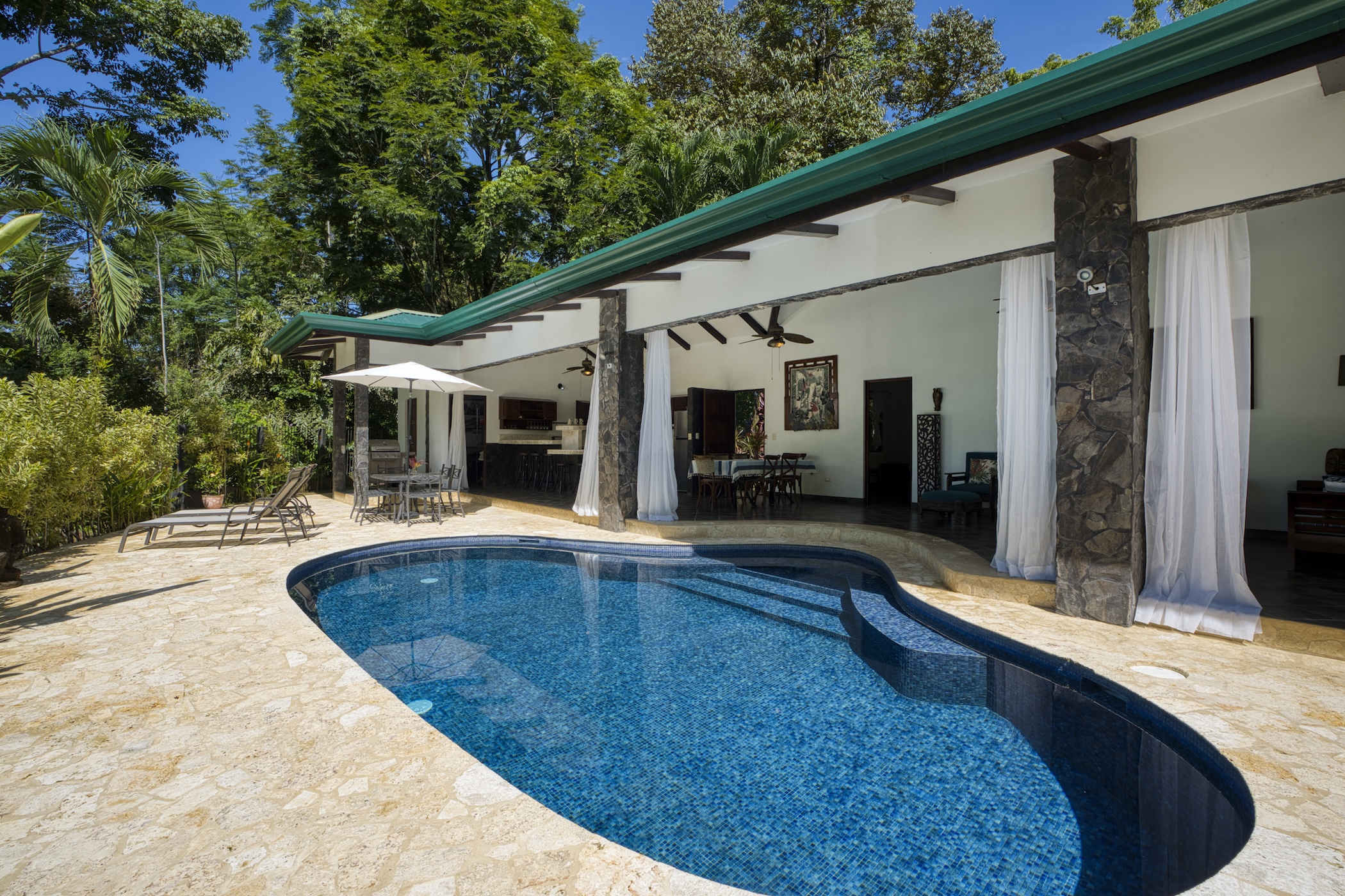 3-BEDROOM HOUSE WITH POOL IN A JUNGLE SETTING, IN UVITA – 1.6 ACRES