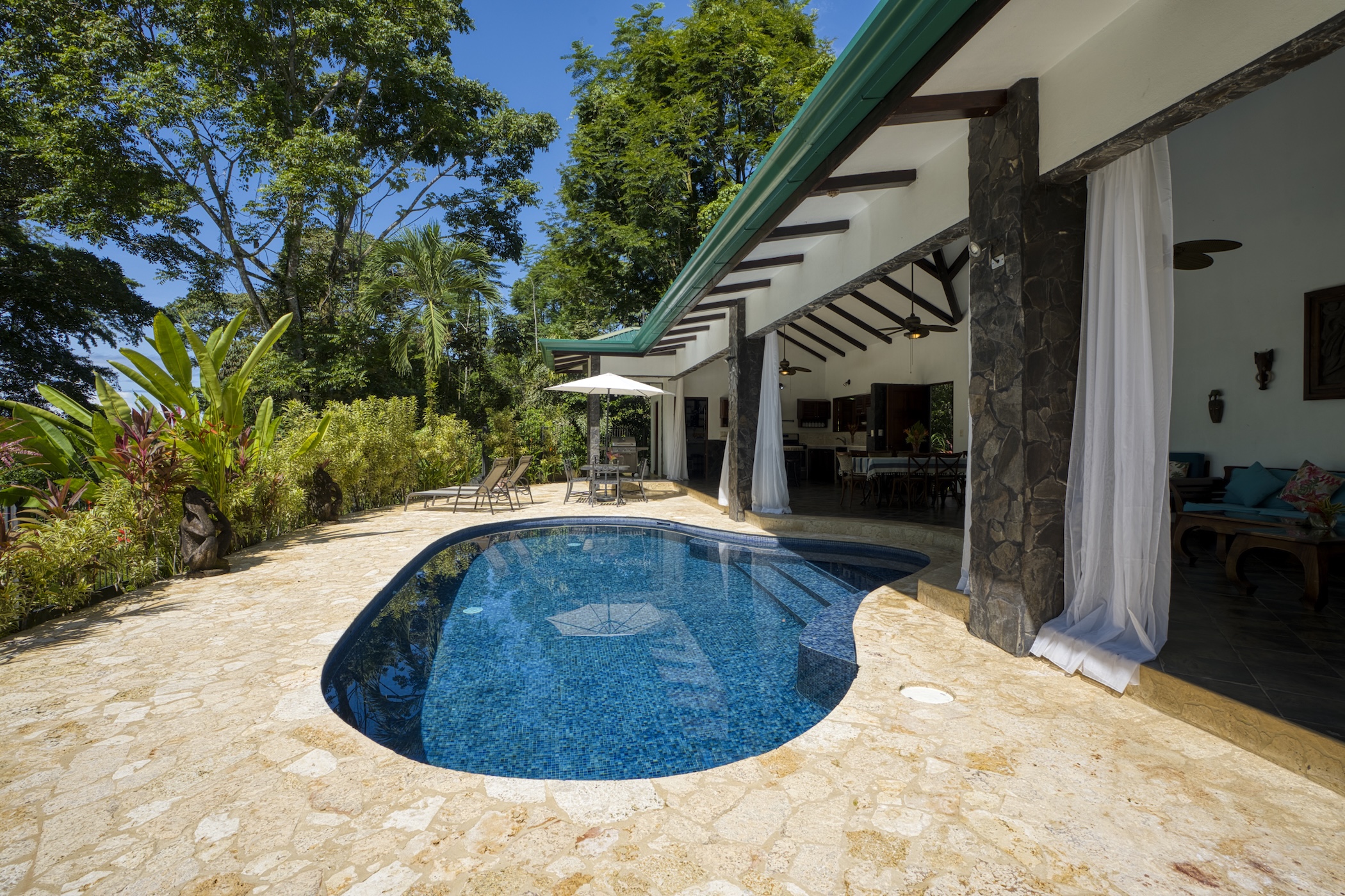 3-BEDROOM HOUSE WITH POOL IN A JUNGLE SETTING, IN UVITA – 1.6 ACRES