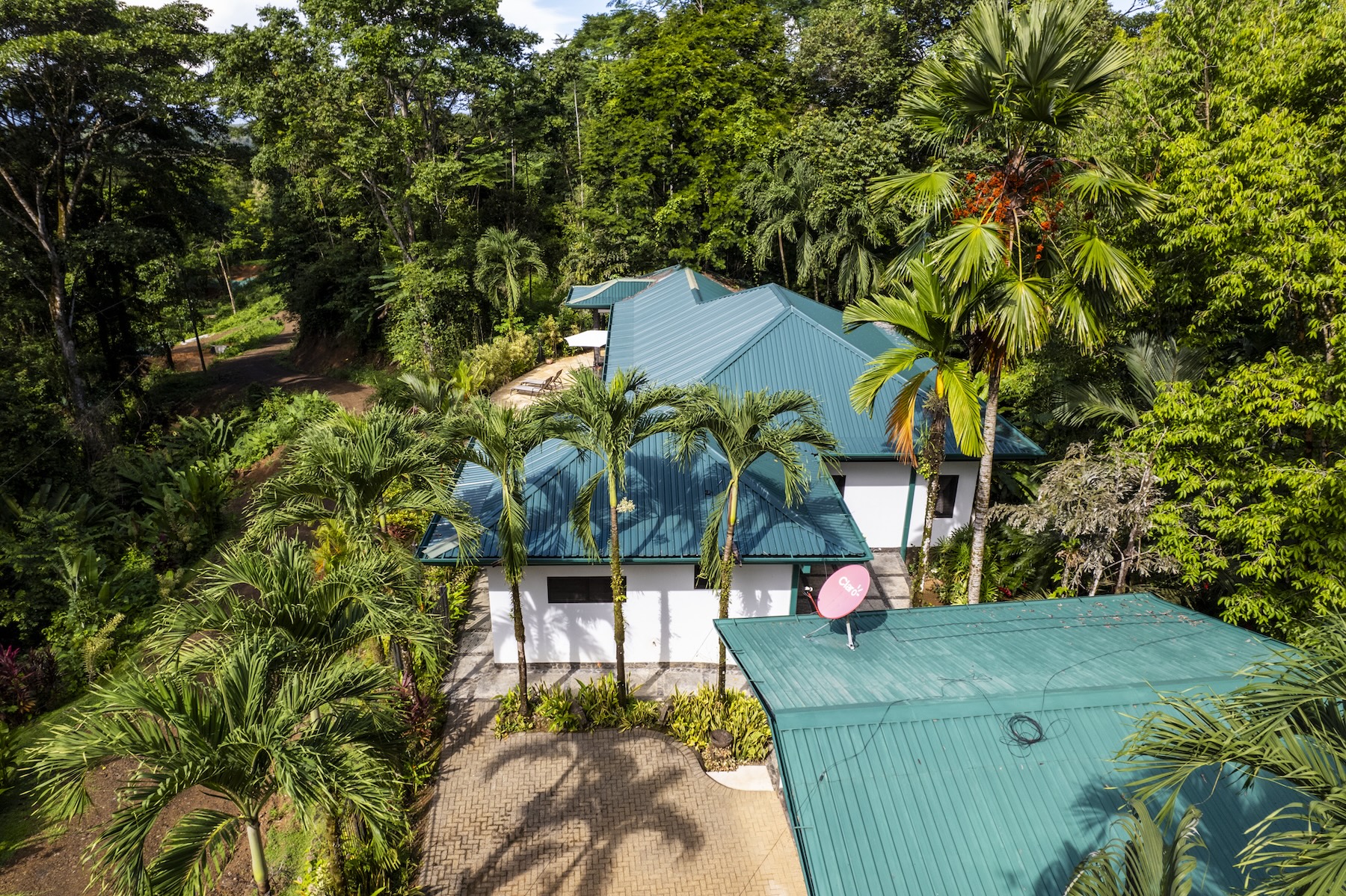 3-BEDROOM HOUSE WITH POOL IN A JUNGLE SETTING, IN UVITA – 1.6 ACRES