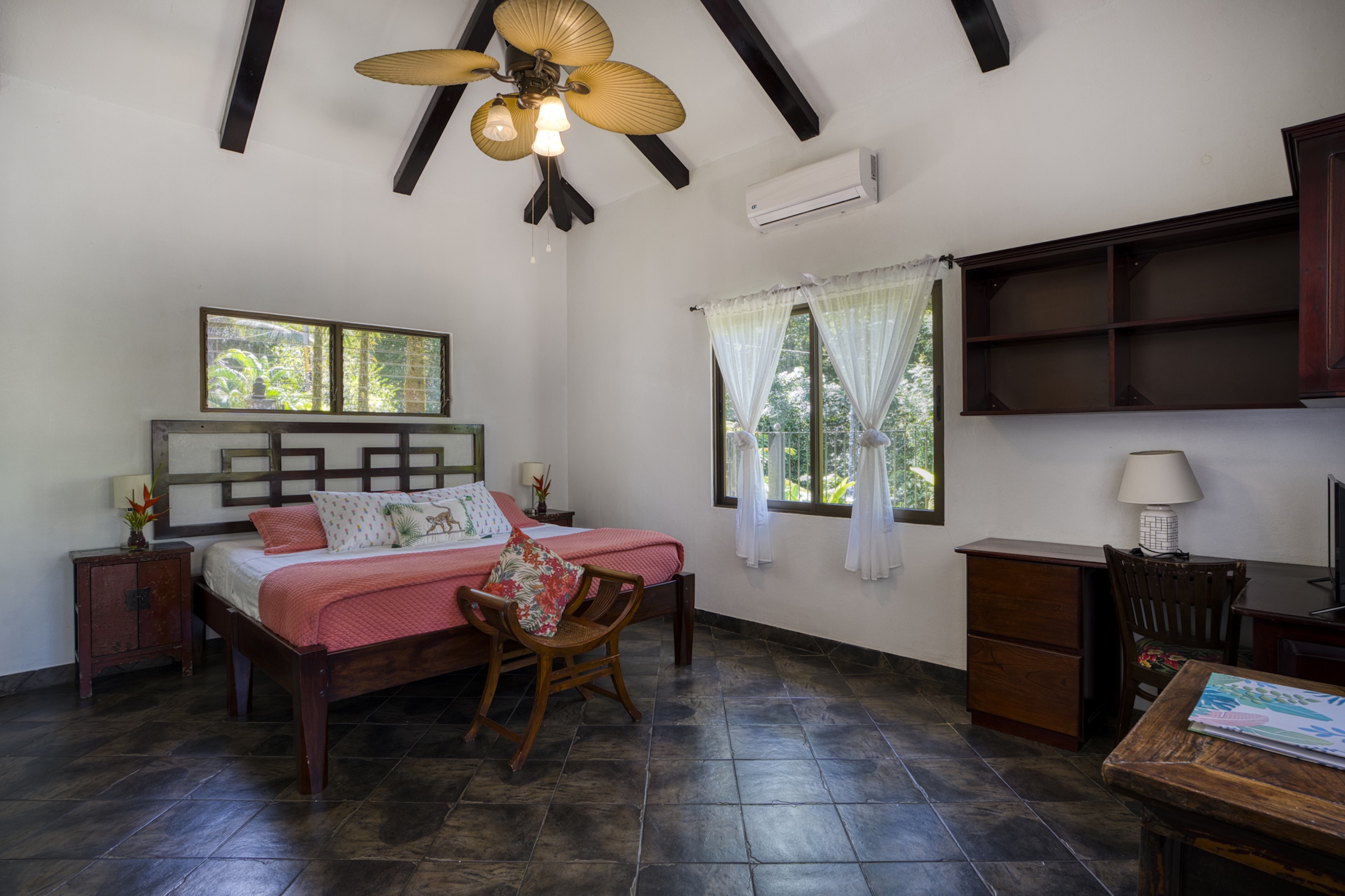 3-BEDROOM HOUSE WITH POOL IN A JUNGLE SETTING, IN UVITA – 1.6 ACRES