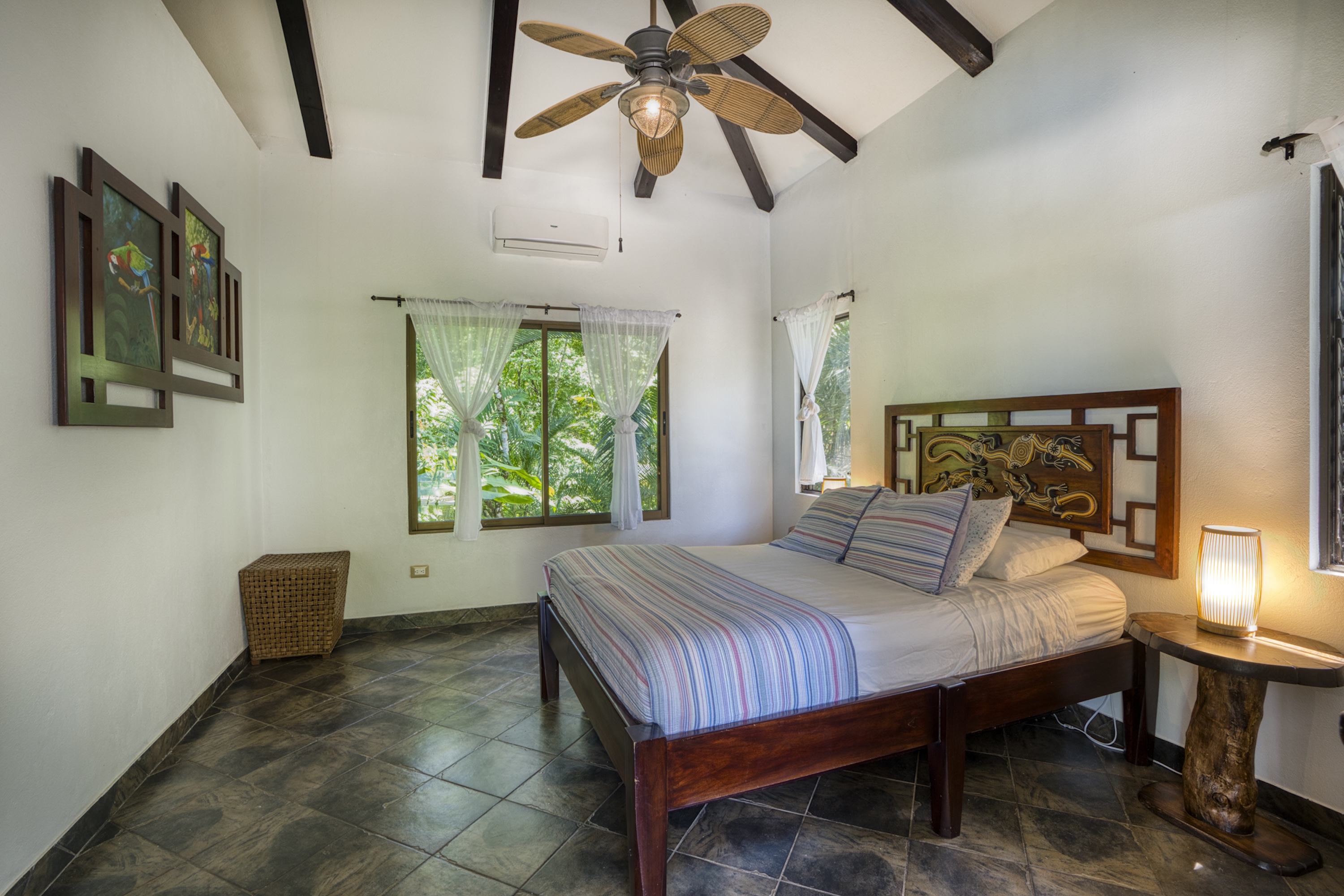3-BEDROOM HOUSE WITH POOL IN A JUNGLE SETTING, IN UVITA – 1.6 ACRES
