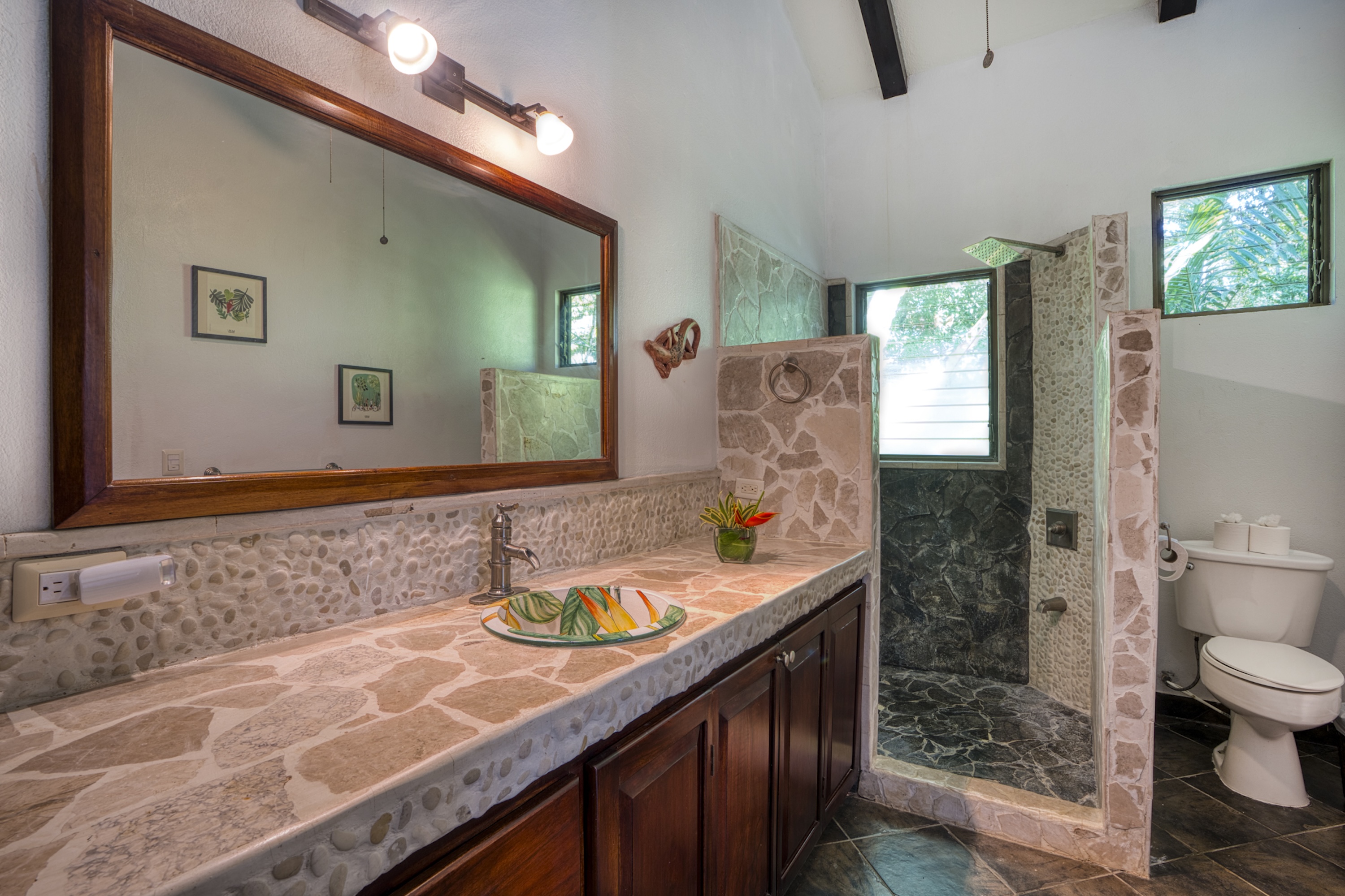 3-BEDROOM HOUSE WITH POOL IN A JUNGLE SETTING, IN UVITA – 1.6 ACRES