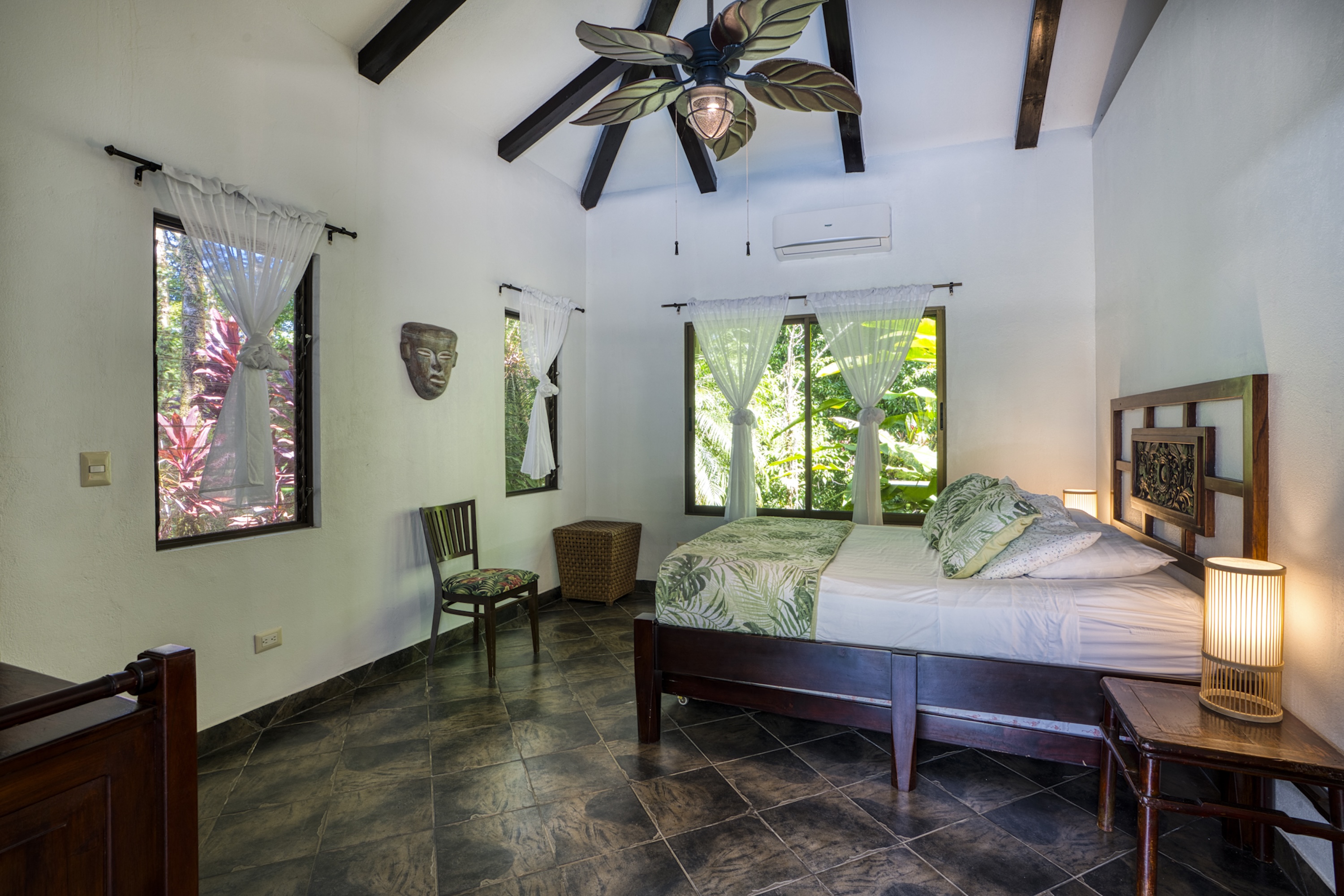 3-BEDROOM HOUSE WITH POOL IN A JUNGLE SETTING, IN UVITA – 1.6 ACRES