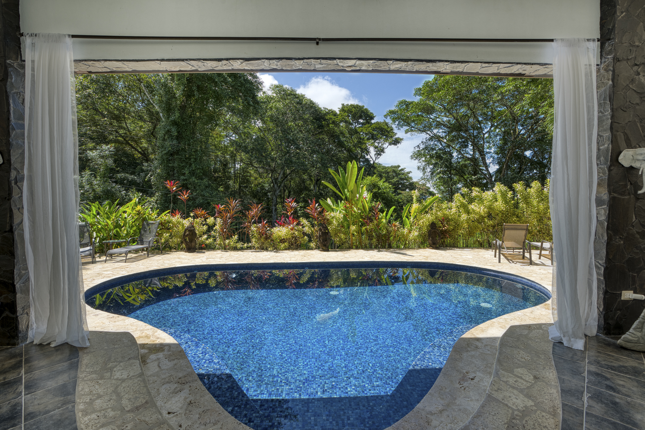 3-BEDROOM HOUSE WITH POOL IN A JUNGLE SETTING, IN UVITA – 1.6 ACRES