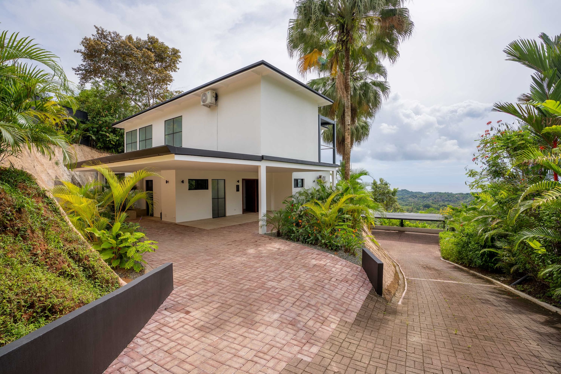 MODERN 3-BEDROOM HOME WITH OCEAN VIEWS, IN OJOCHAL – 0.16 ACRES