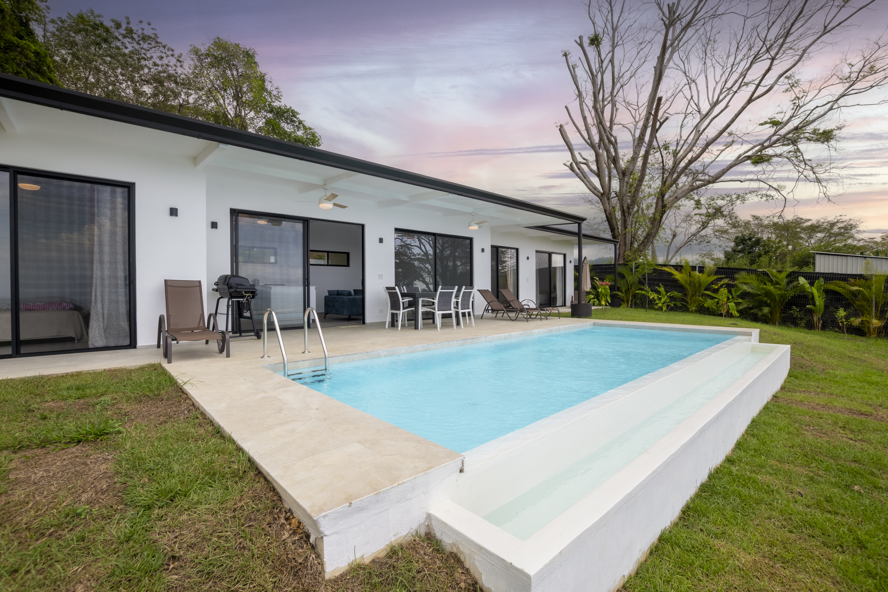 CONTEMPORARY 3-BEDROOM RESIDENCE WITH OCEAN VIEWS, IN OJOCHAL