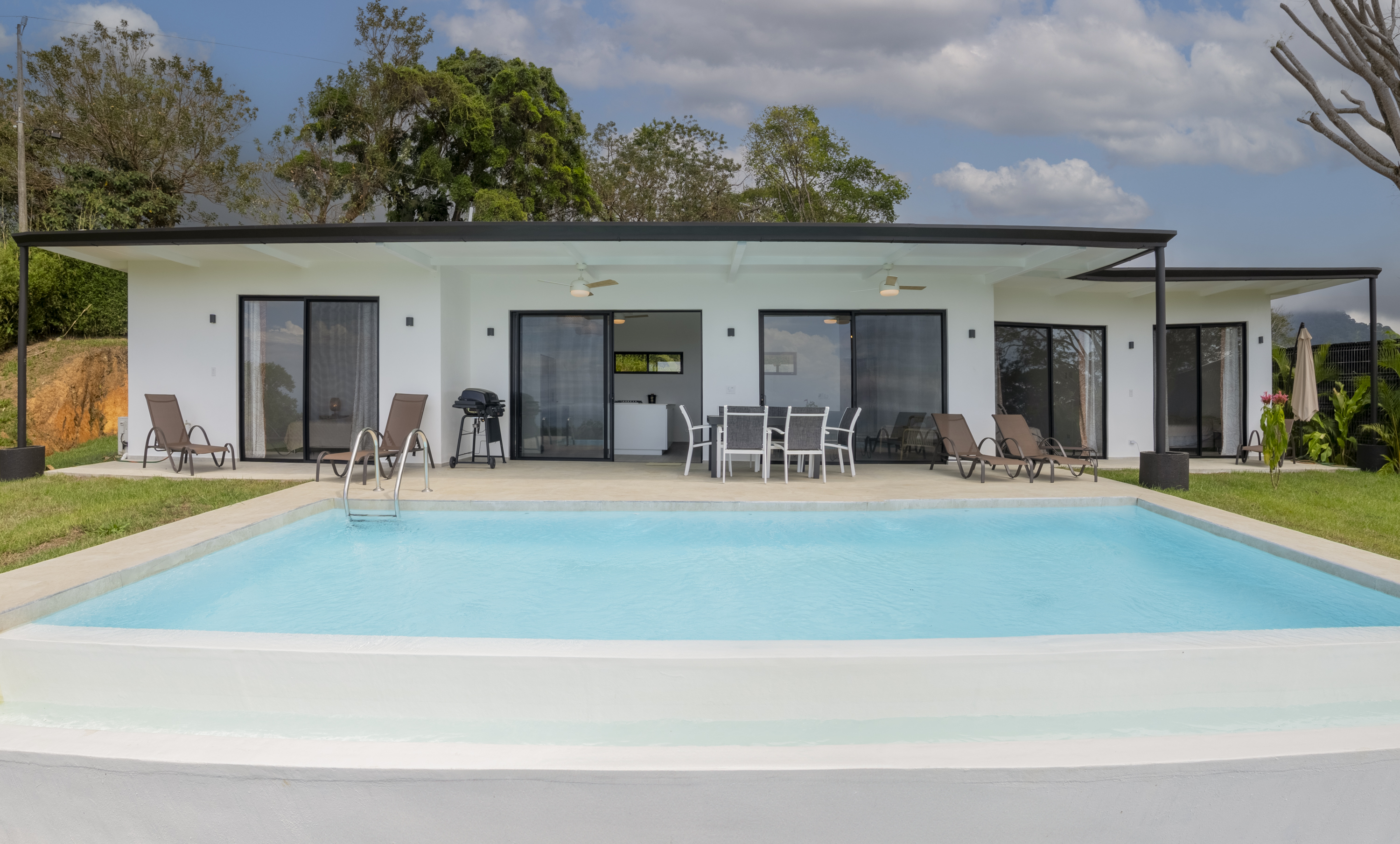 CONTEMPORARY 3-BEDROOM RESIDENCE WITH OCEAN VIEWS, IN OJOCHAL