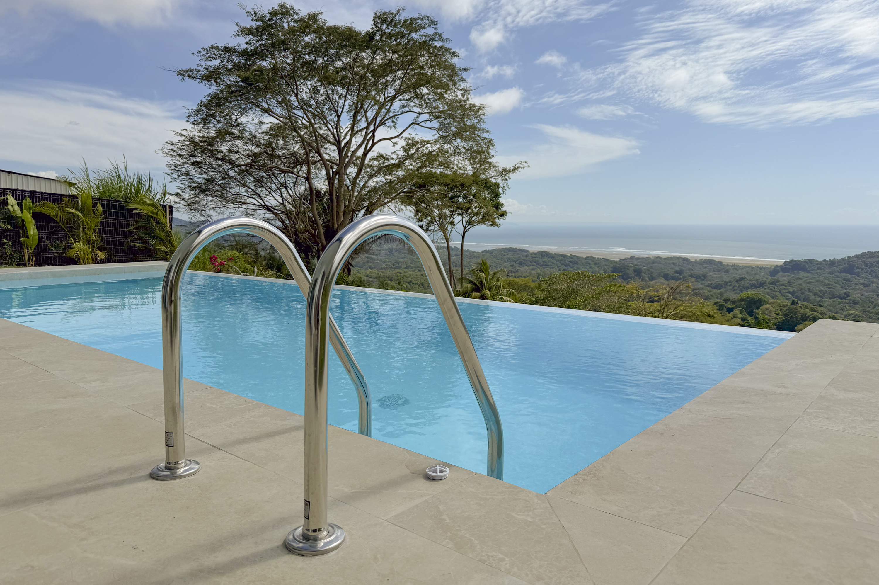 CONTEMPORARY 3-BEDROOM RESIDENCE WITH OCEAN VIEWS, IN OJOCHAL
