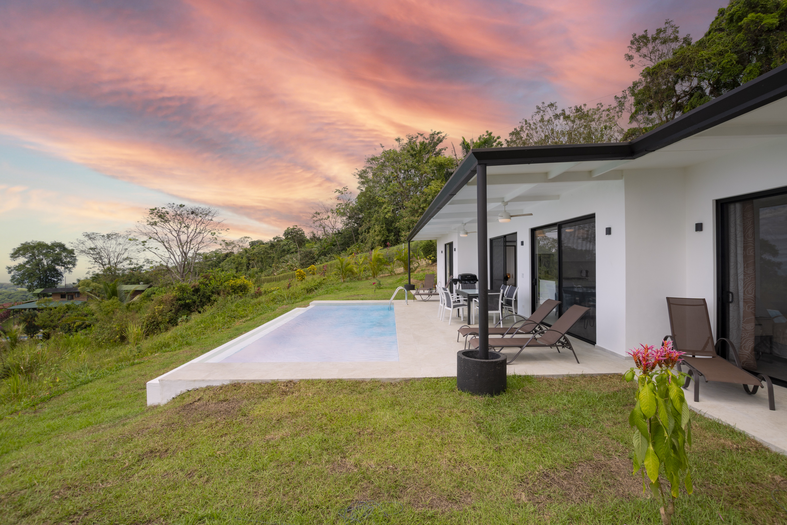CONTEMPORARY 3-BEDROOM RESIDENCE WITH OCEAN VIEWS, IN OJOCHAL