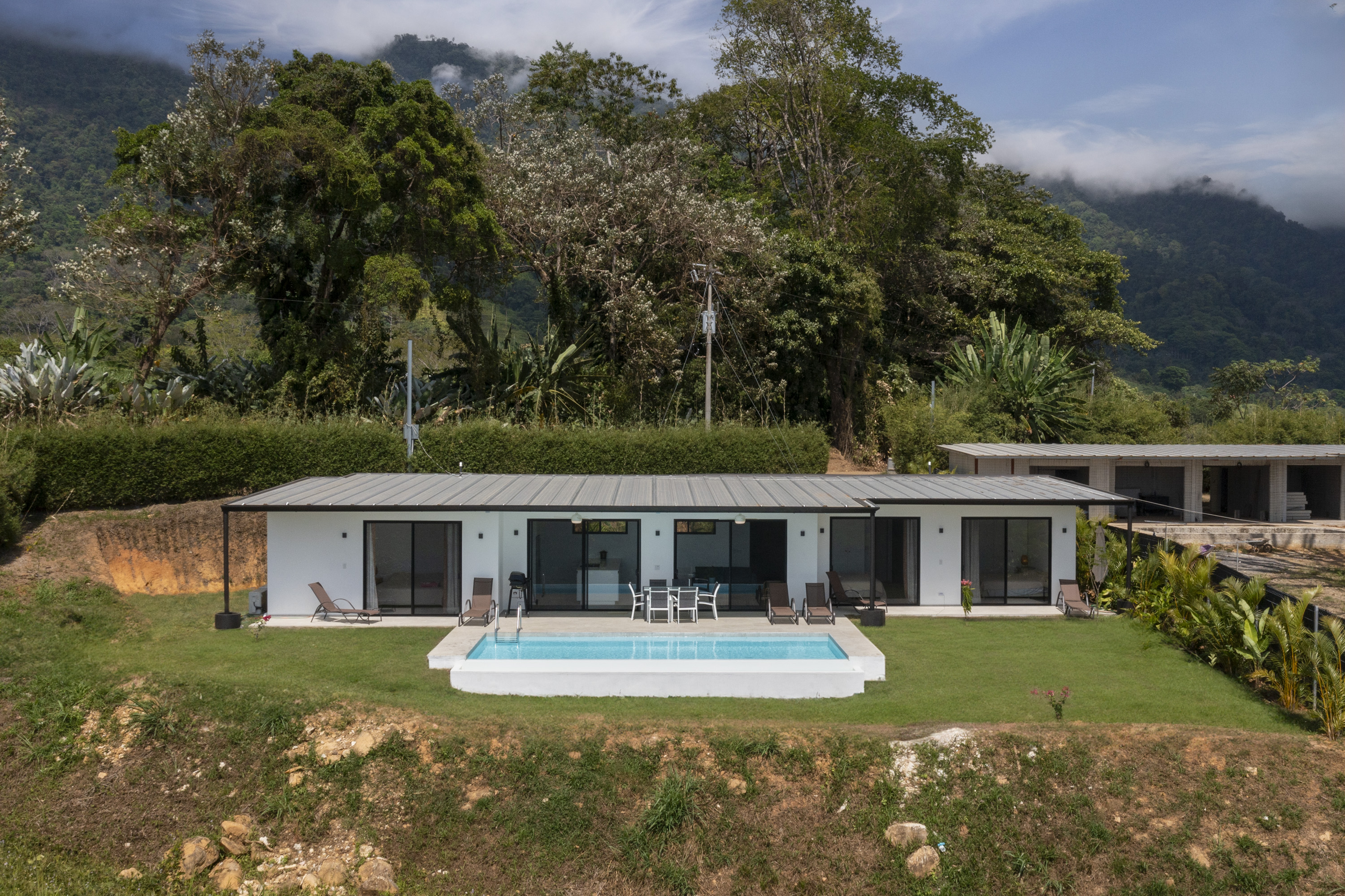 CONTEMPORARY 3-BEDROOM RESIDENCE WITH OCEAN VIEWS, IN OJOCHAL