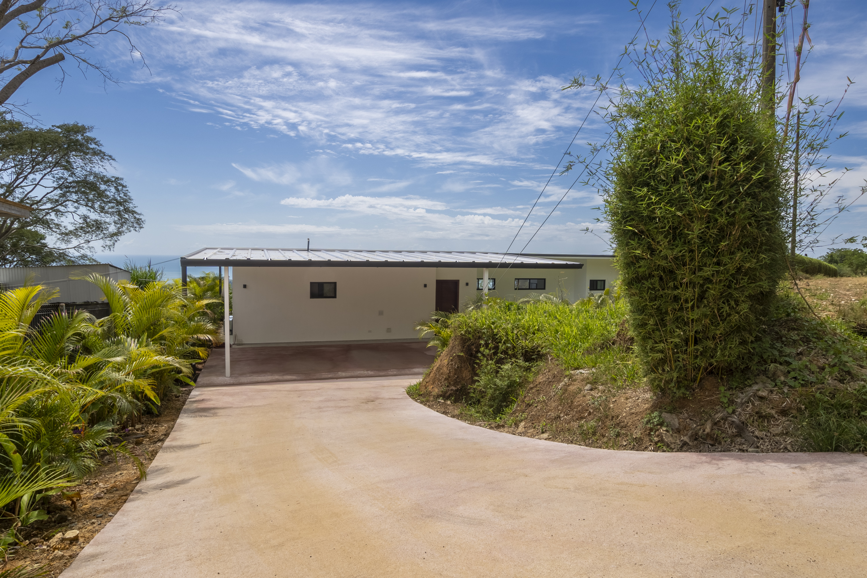 CONTEMPORARY 3-BEDROOM RESIDENCE WITH OCEAN VIEWS, IN OJOCHAL