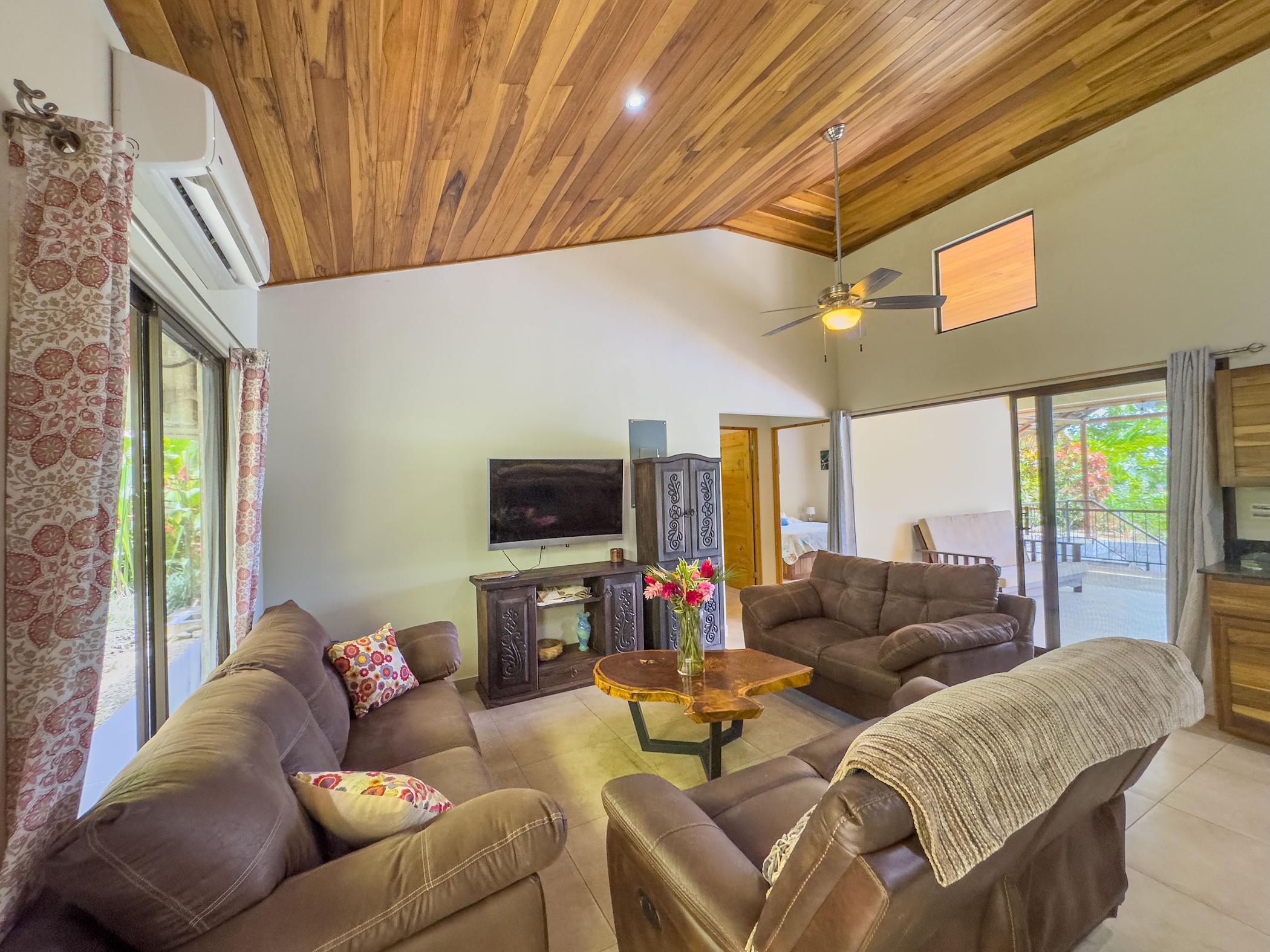 3-BEDROOM HOUSE WITH DETACHED GUEST HOUSE, IN CASCADA AZUL BARU – 2.6 ACRES