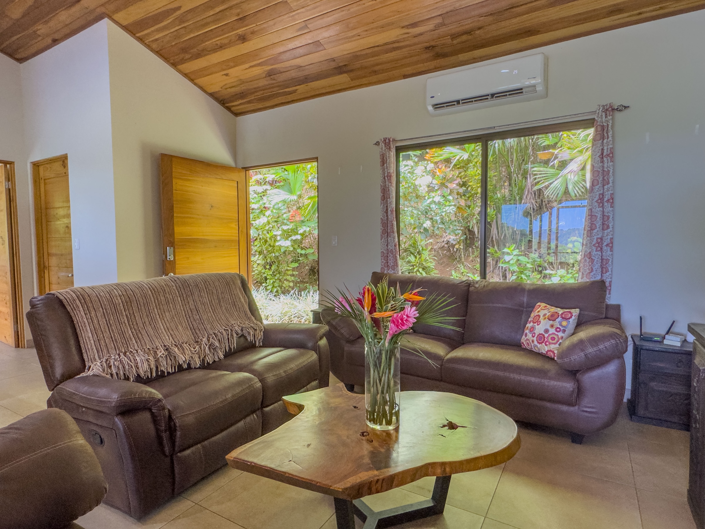 3-BEDROOM HOUSE WITH DETACHED GUEST HOUSE, IN CASCADA AZUL BARU – 2.6 ACRES