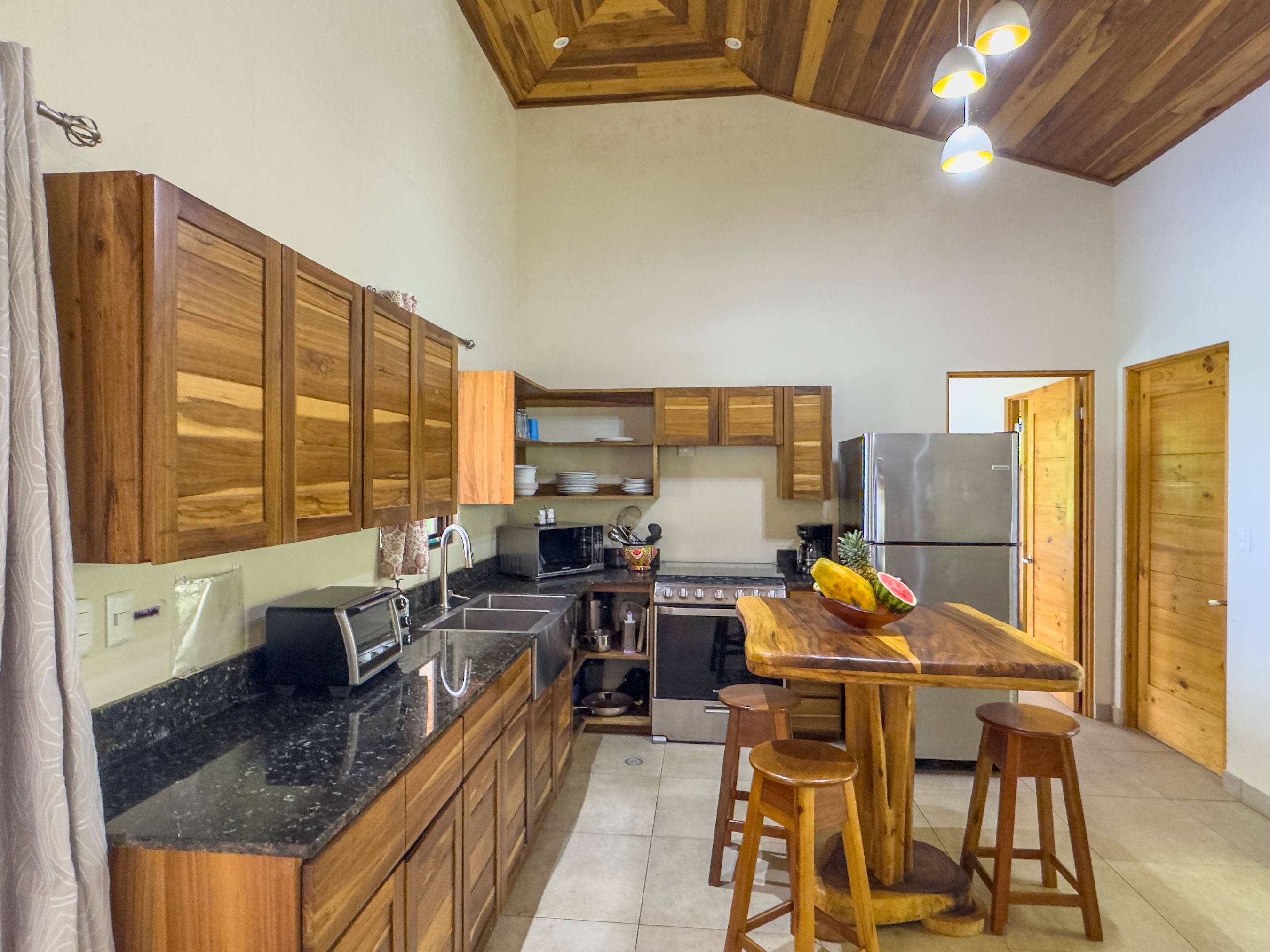 3-BEDROOM HOUSE WITH DETACHED GUEST HOUSE, IN CASCADA AZUL BARU – 2.6 ACRES