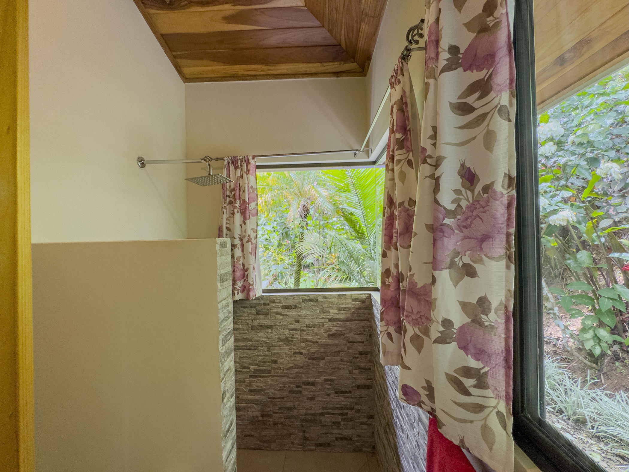 3-BEDROOM HOUSE WITH DETACHED GUEST HOUSE, IN CASCADA AZUL BARU – 2.6 ACRES