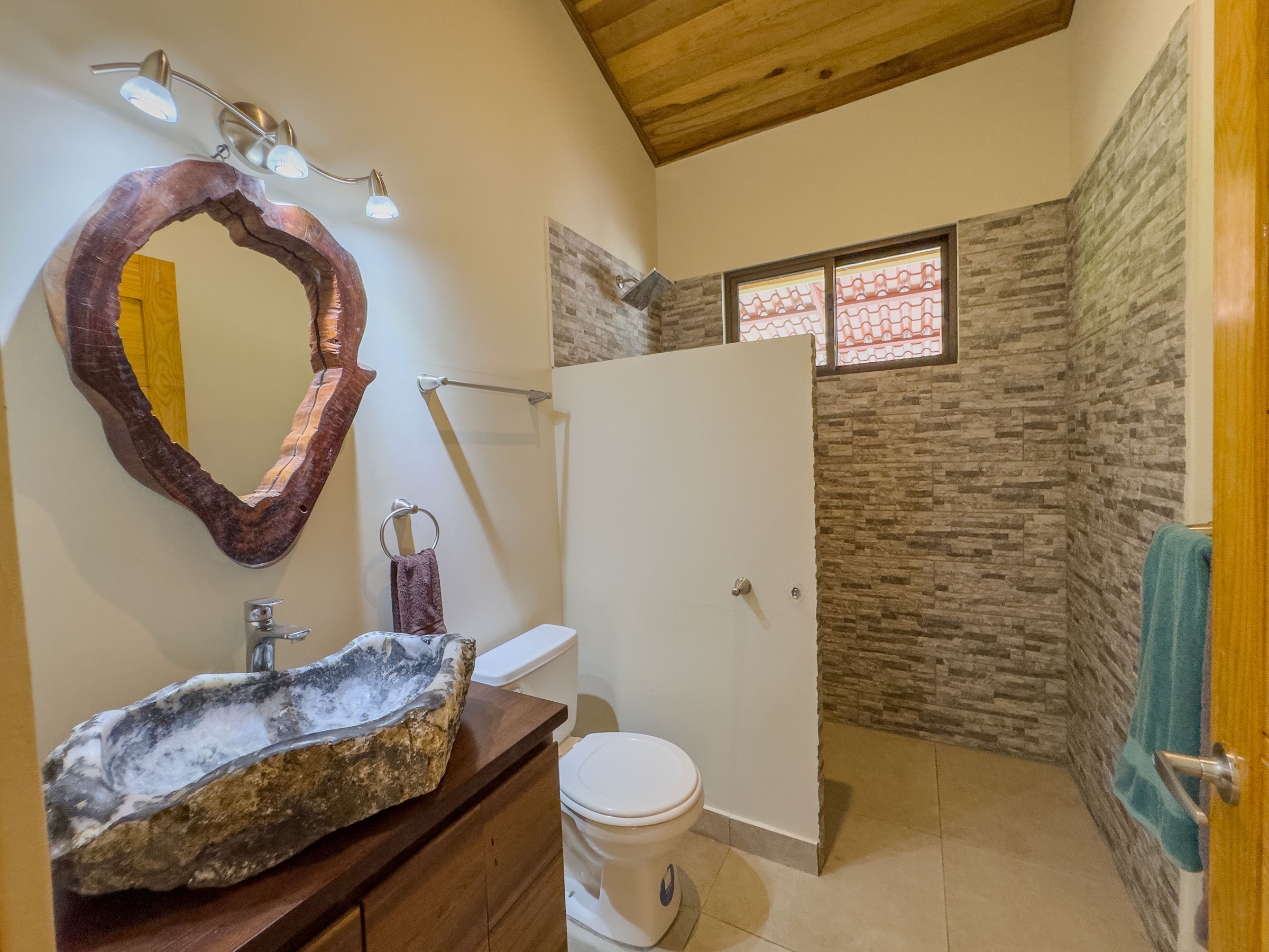 3-BEDROOM HOUSE WITH DETACHED GUEST HOUSE, IN CASCADA AZUL BARU – 2.6 ACRES