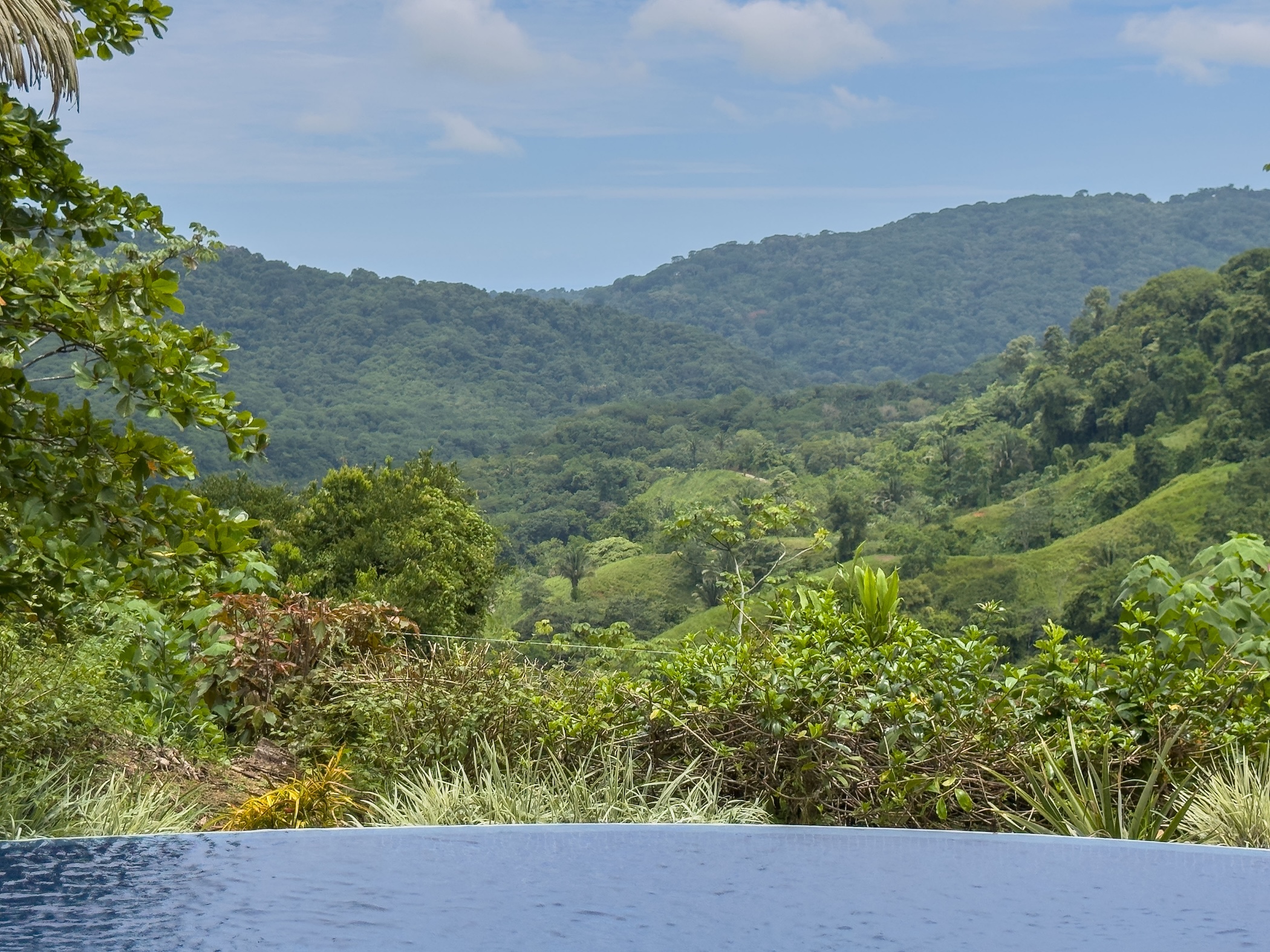 3-BEDROOM HOUSE WITH DETACHED GUEST HOUSE, IN CASCADA AZUL BARU – 2.6 ACRES