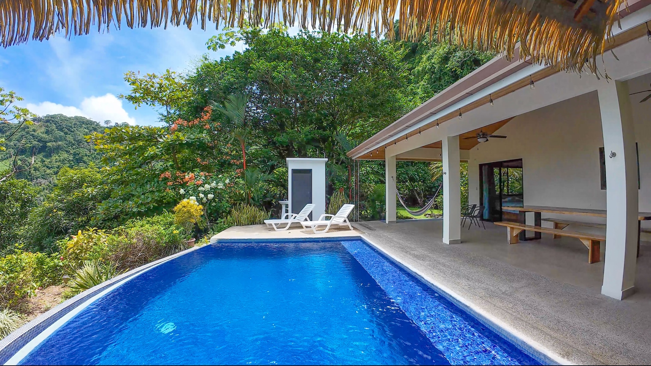 3-BEDROOM HOUSE WITH DETACHED GUEST HOUSE, IN CASCADA AZUL BARU – 2.6 ACRES