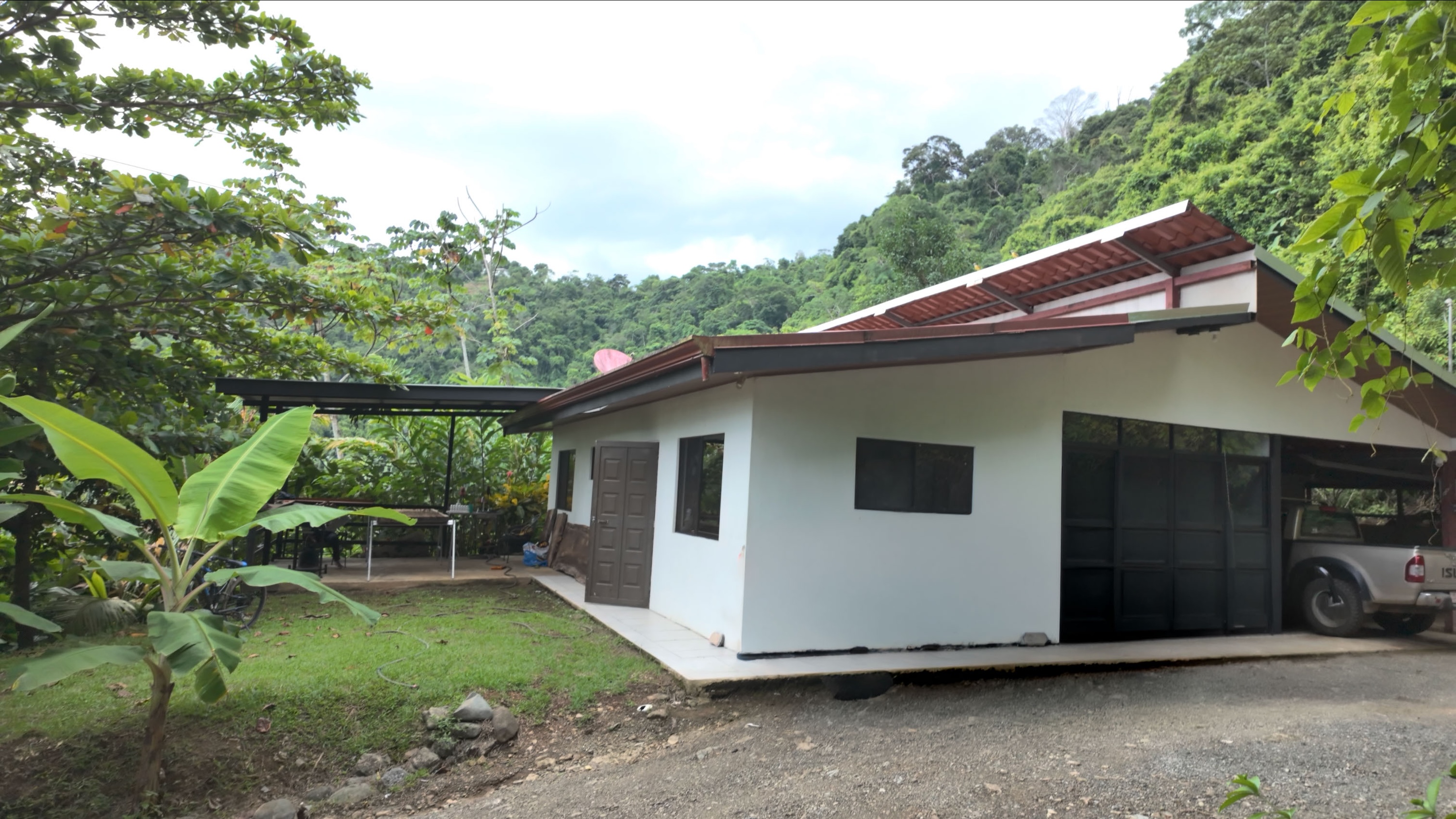3-BEDROOM HOUSE WITH DETACHED GUEST HOUSE, IN CASCADA AZUL BARU – 2.6 ACRES