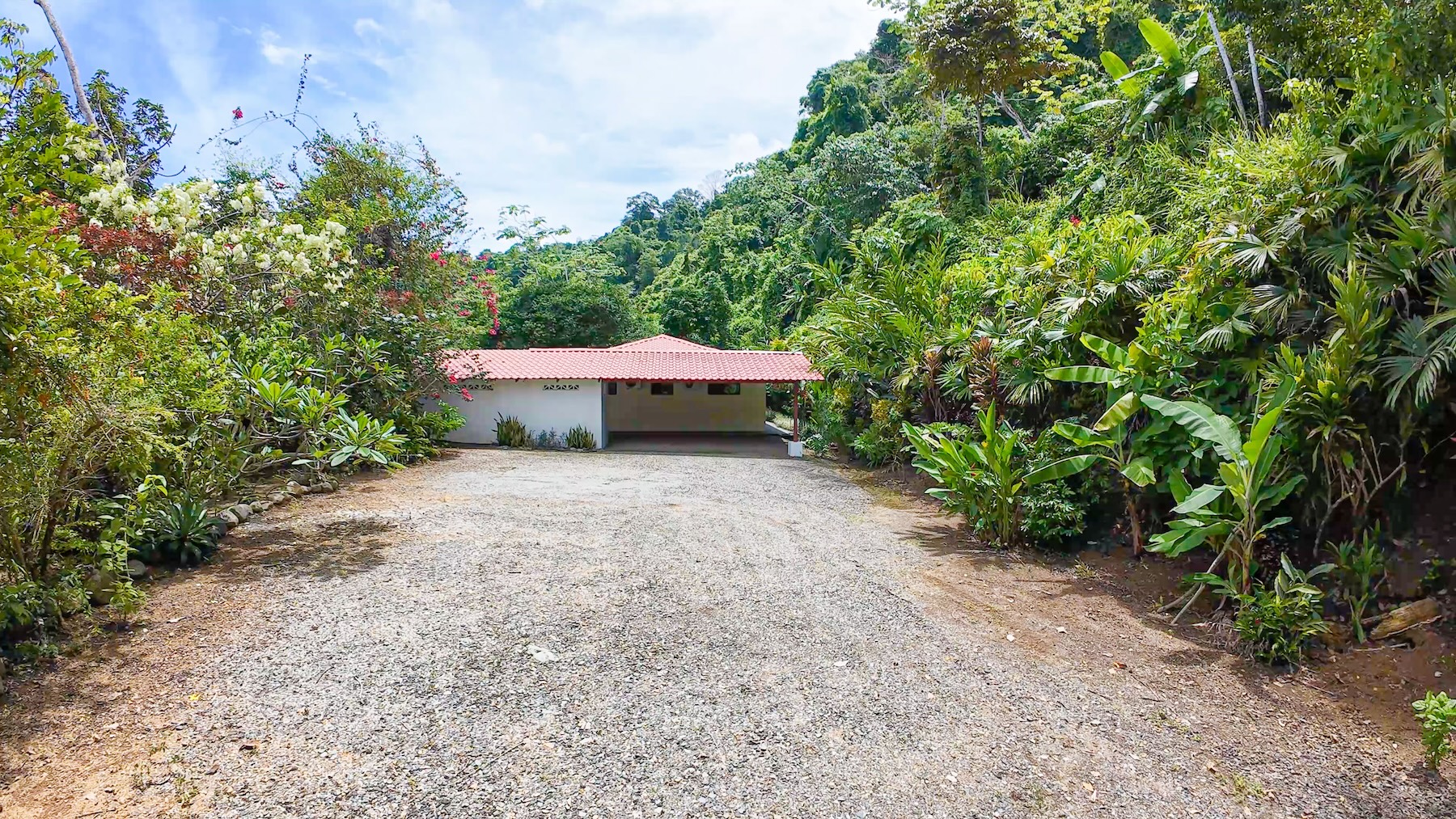 3-BEDROOM HOUSE WITH DETACHED GUEST HOUSE, IN CASCADA AZUL BARU – 2.6 ACRES