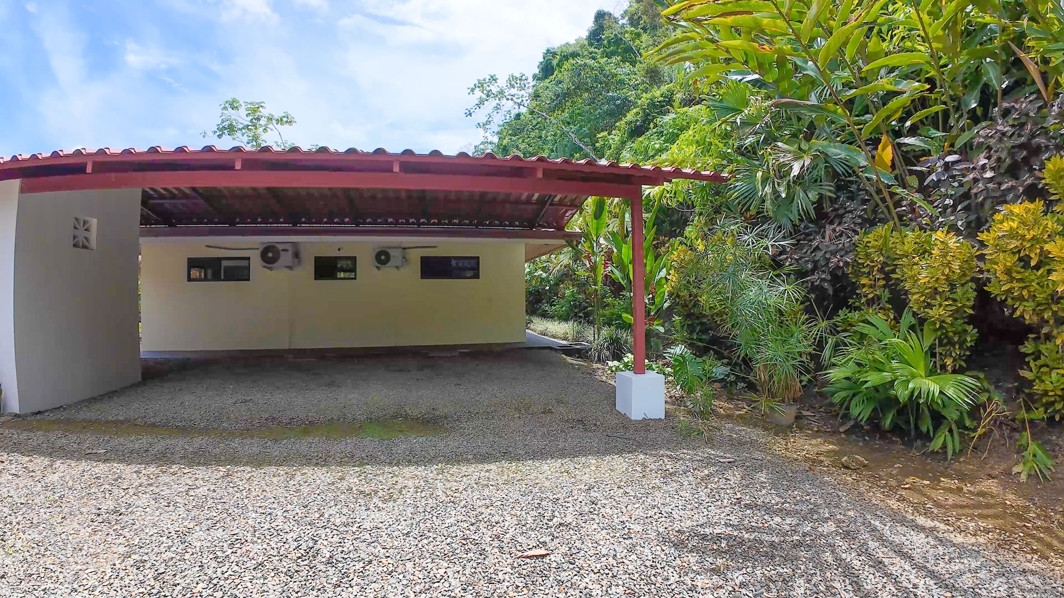3-BEDROOM HOUSE WITH DETACHED GUEST HOUSE, IN CASCADA AZUL BARU – 2.6 ACRES