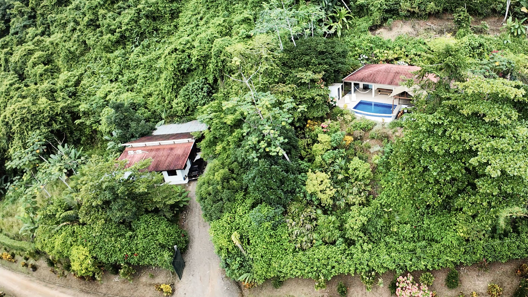 3-BEDROOM HOUSE WITH DETACHED GUEST HOUSE, IN CASCADA AZUL BARU – 2.6 ACRES