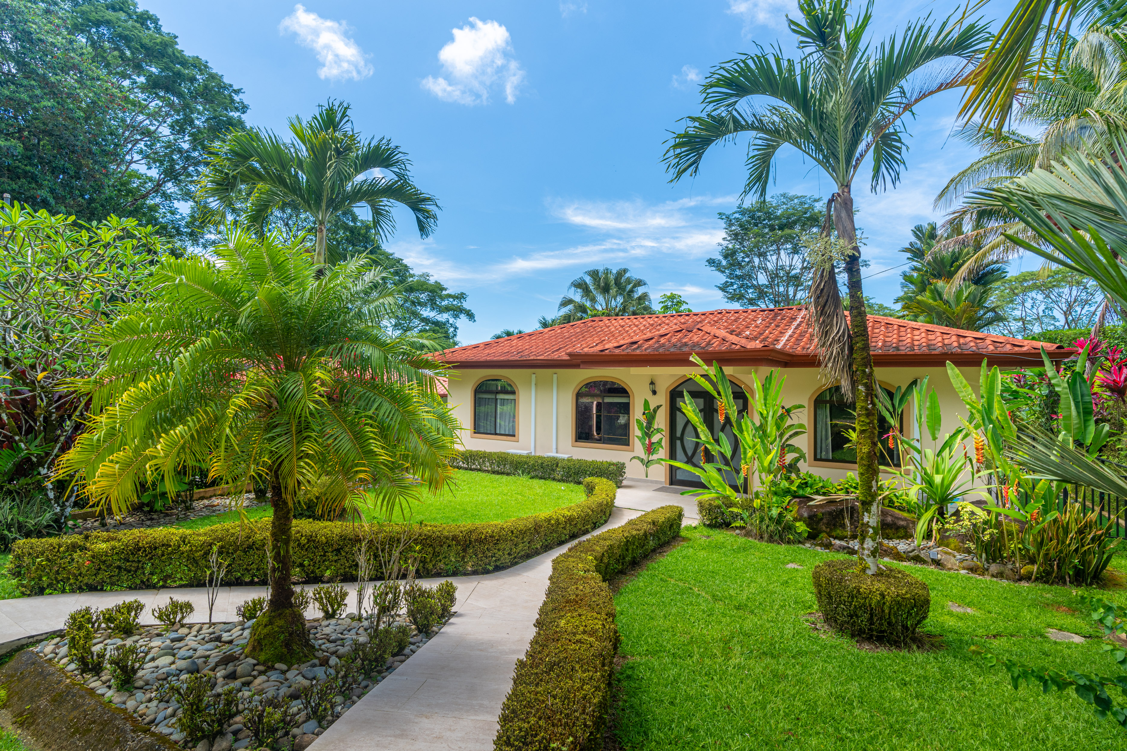 REMODELED 3-BEDROOM HOUSE WITH POOL, IN OJOCHAL