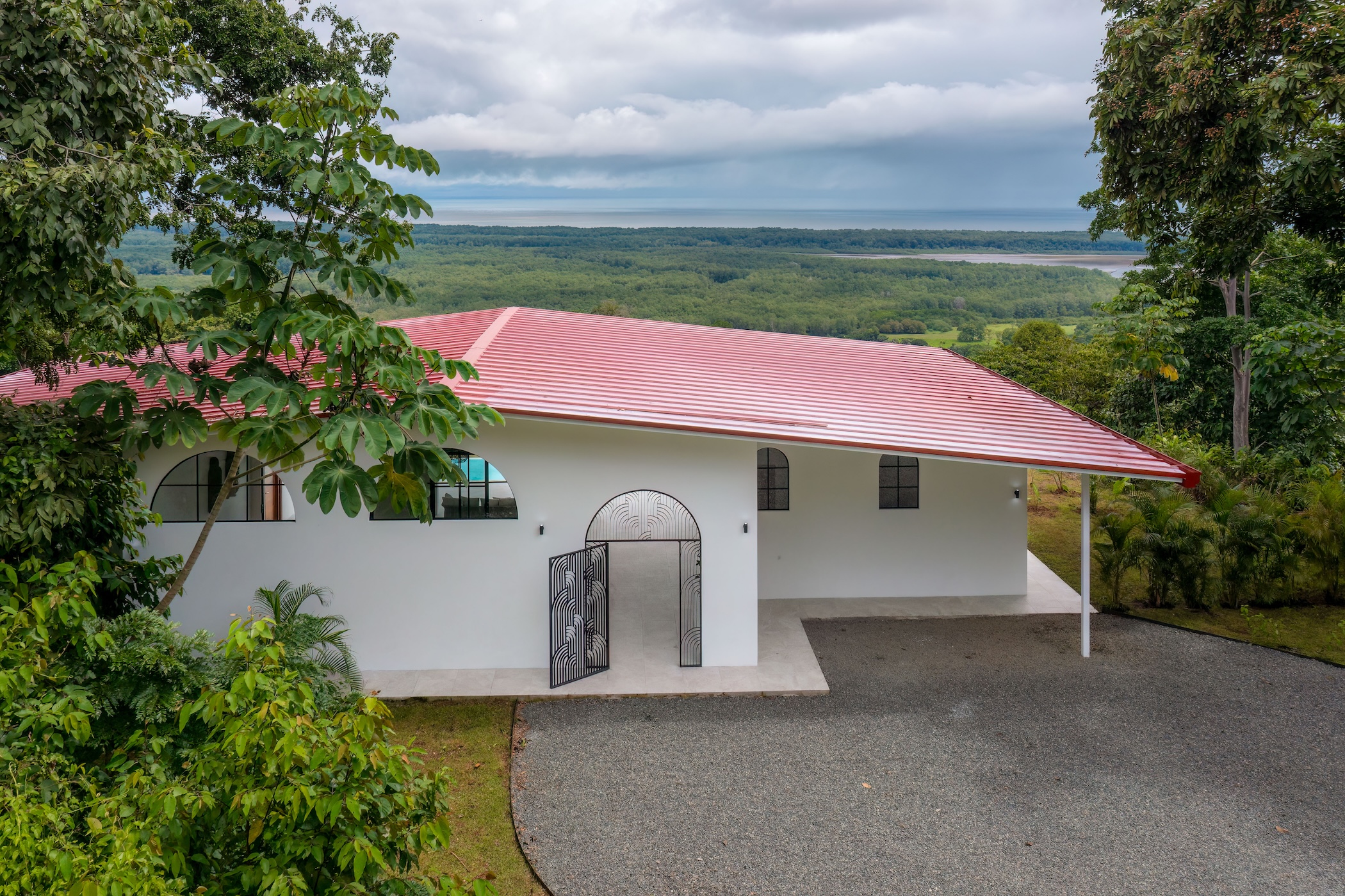 2-BEDROOM HOUSE WITH CONTEMPORARY DESIGN, IN TRES RÍOS – 1.49 ACRES