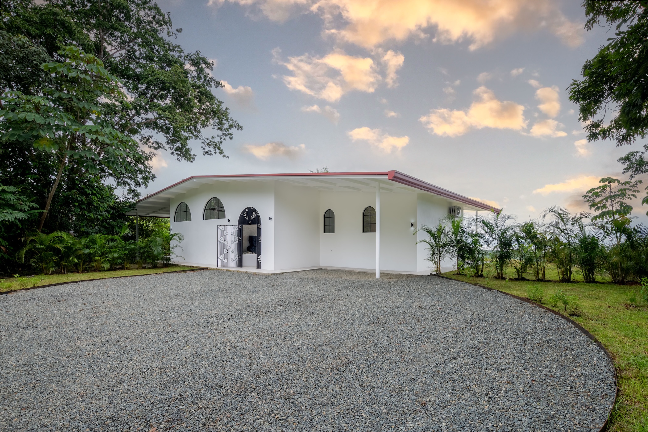 2-BEDROOM HOUSE WITH CONTEMPORARY DESIGN, IN TRES RÍOS – 1.49 ACRES